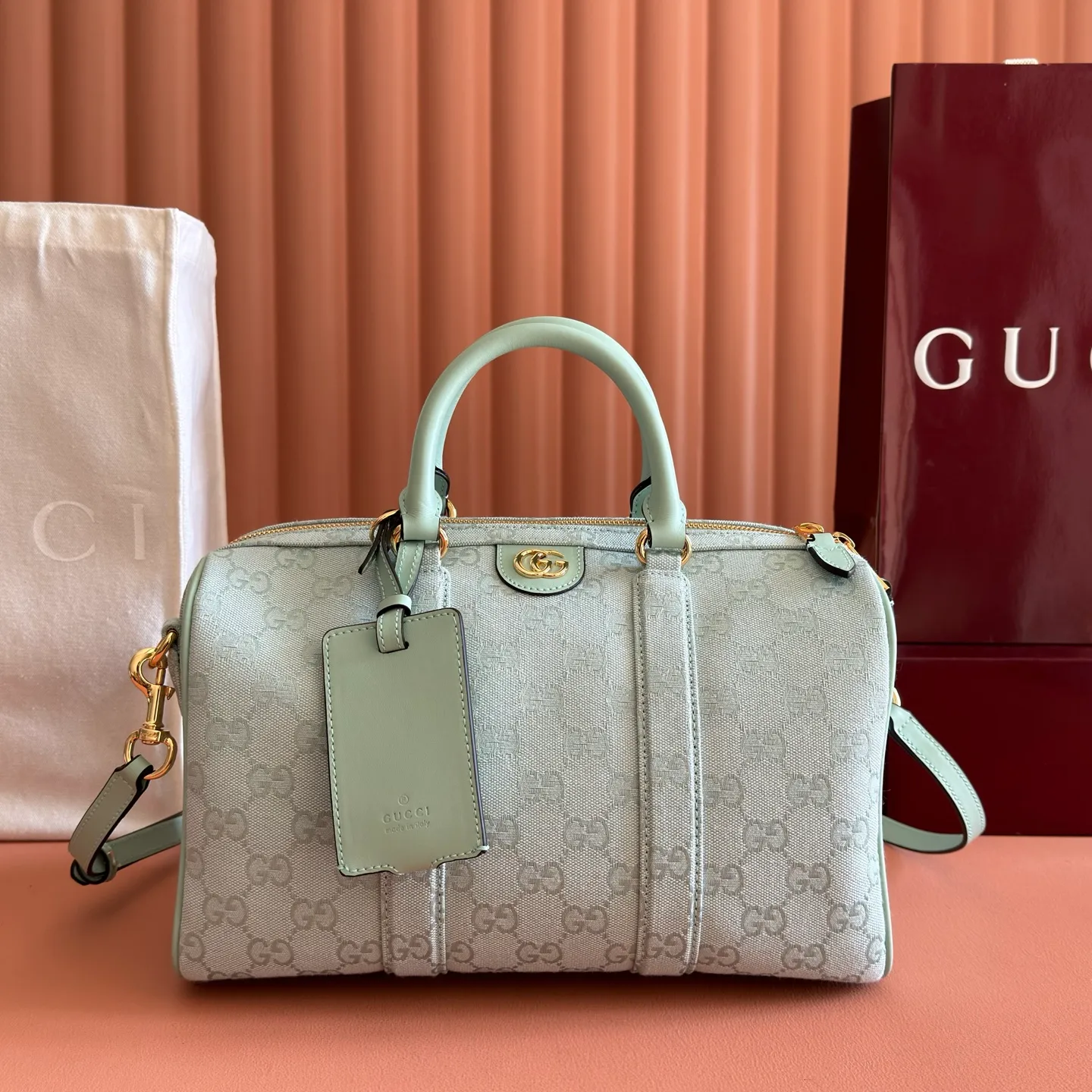 p1100💋💋💋【Original configuration counter complete package】🔥Ophidia series pays tribute to the brand heritage with iconic striped webbing and gold-toned double G elements. This Boston bag is made of GG canvas and uses novel colors to add color to this season's look. Pink GG canvas Pink leather piping Gold-tone hardware Pink cotton and linen lining Double G handles (10 cm high) Removable and adjustable leather shoulder strap (height: 48 cm) Zip closure Model number: 857595. Dimensions: 30cm (W) x 16cm (H) x 20cm (D) Weight: Approx. 1kg Colour: Green/Canvas.