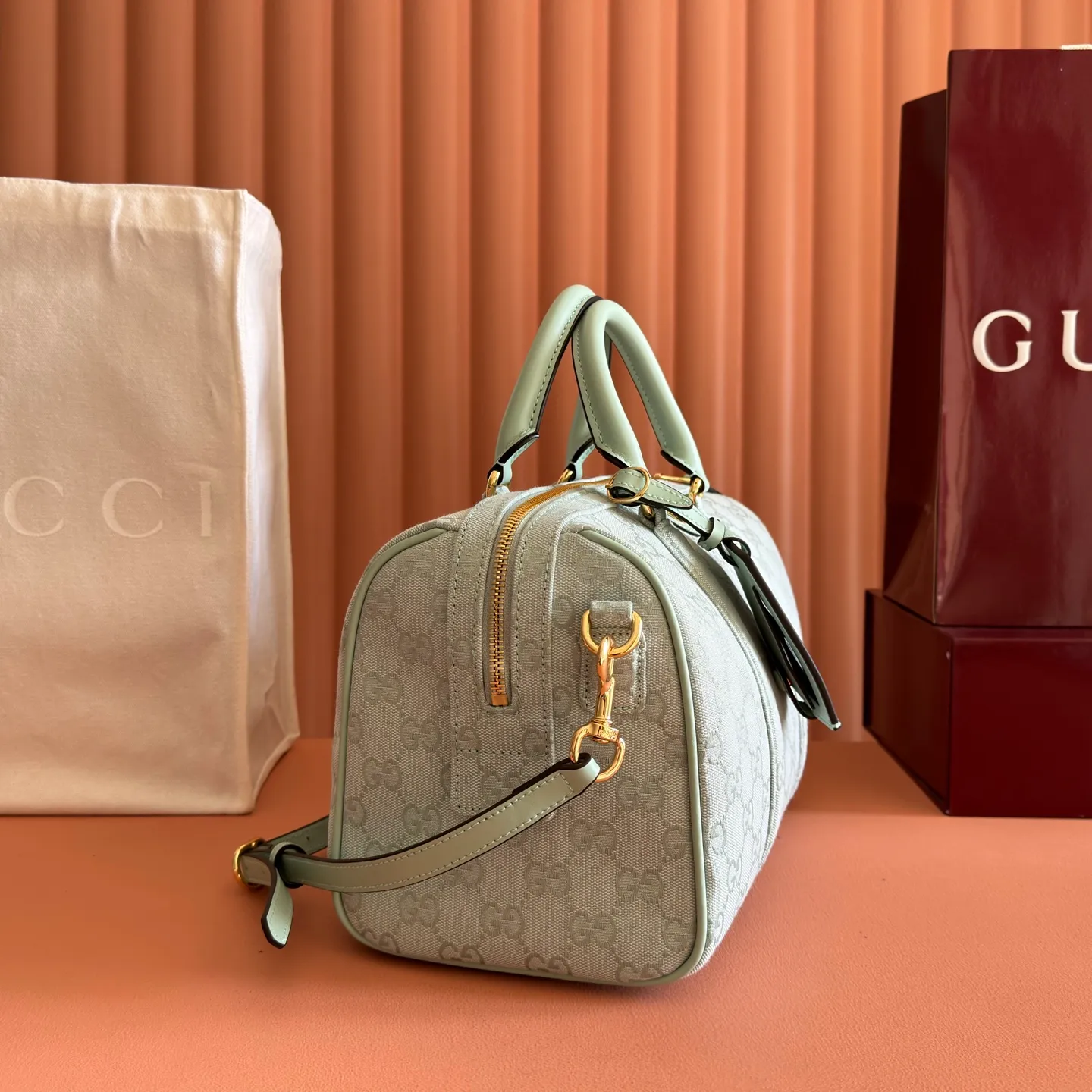 p1100💋💋💋【Original configuration counter complete package】🔥Ophidia series pays tribute to the brand heritage with iconic striped webbing and gold-toned double G elements. This Boston bag is made of GG canvas and uses novel colors to add color to this season's look. Pink GG canvas Pink leather piping Gold-tone hardware Pink cotton and linen lining Double G handles (10 cm high) Removable and adjustable leather shoulder strap (height: 48 cm) Zip closure Model number: 857595. Dimensions: 30cm (W) x 16cm (H) x 20cm (D) Weight: Approx. 1kg Colour: Green/Canvas.