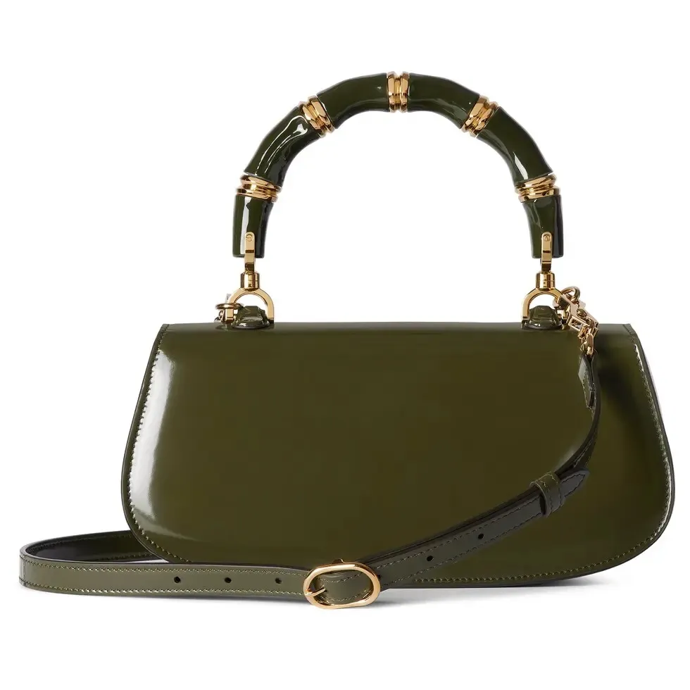 This small tote reinterprets the iconic bamboo accessory with enamel and brass details, adding another eye-catching addition to the Spring/Summer 2025 collection. Forest green glossy polished leather Bamboo enamel hardware with brass detail Three-level baffle compartments Forest green leather lining Interior: One zip pocket and mirror with removable pocket Handle height 10 cm Removable and adjustable leather shoulder strap (50 cm high); length adjustable between 100 cm and 116 cm Bamboo lock closure Ident: 827750. Dimensions: 26.6 cm (width) x 13 cm (height) x 8 cm (depth) Weight: approximately 0.9 kg Color: Forest green leather/original leather. Made in Italy