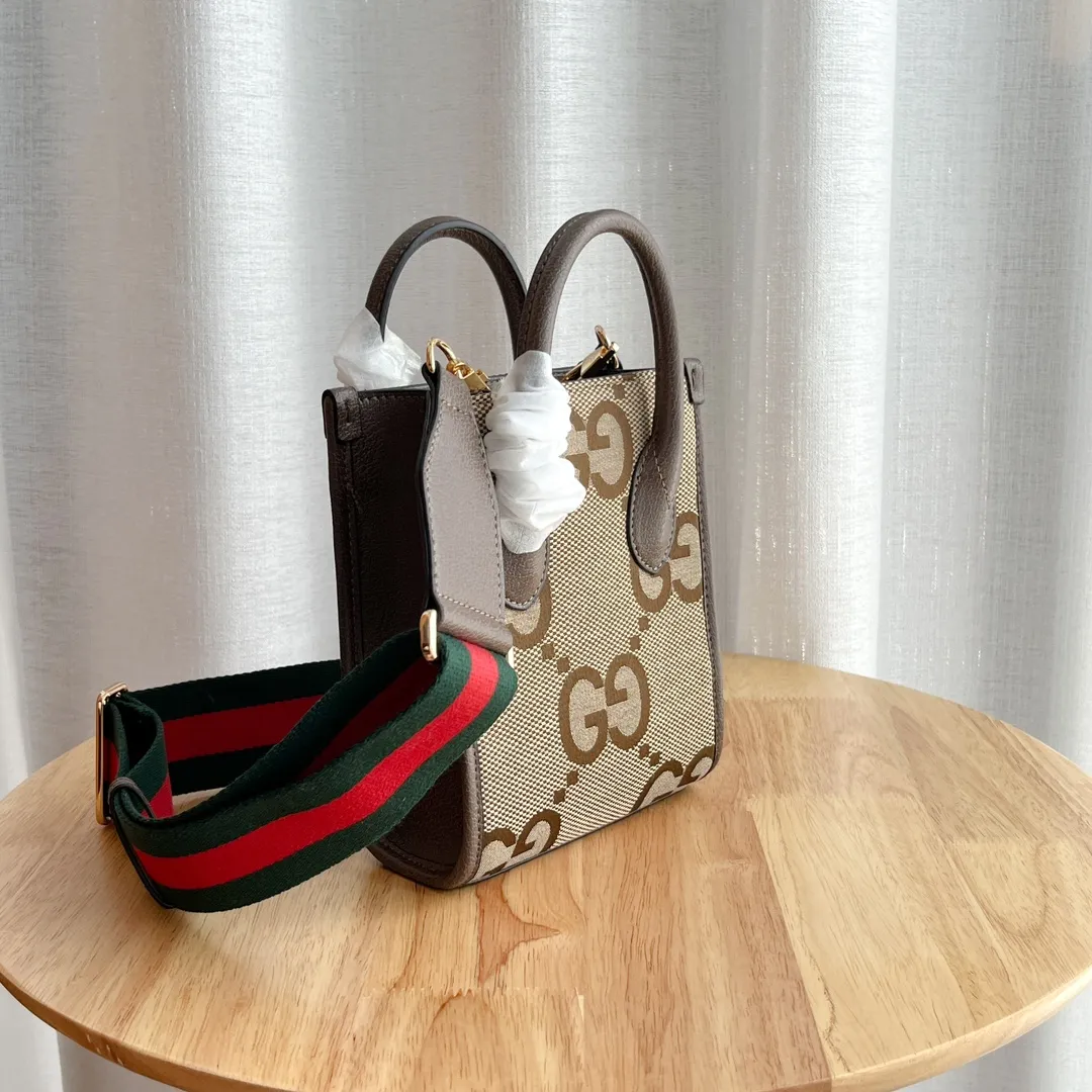 Actual shot #💰230 Model: 671623 Size: 16×20×7cm 𝙂𝙪𝙘𝙘𝙞 𝙍𝙚𝙩𝙧𝙤 Mini Tote Bag Shoulder Strap 🉑️ Adjustment Since the advent of Retro mini tote, the interlocking double G-straight has been one of the brand's iconic elements. Familiar brand symbols combined with leather details make this tote a centerpiece. The classic double G letter intertwined canvas material makes the entire design exude strong brand connotation.