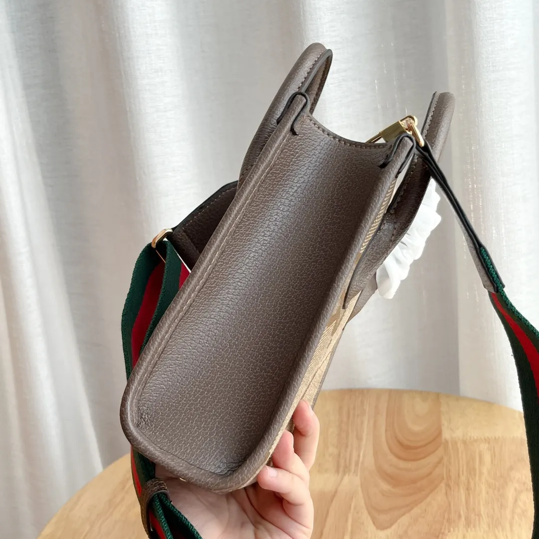 Actual shot #💰230 Model: 671623 Size: 16×20×7cm 𝙂𝙪𝙘𝙘𝙞 𝙍𝙚𝙩𝙧𝙤 Mini Tote Bag Shoulder Strap 🉑️ Adjustment Since the advent of Retro mini tote, the interlocking double G-straight has been one of the brand's iconic elements. Familiar brand symbols combined with leather details make this tote a centerpiece. The classic double G letter intertwined canvas material makes the entire design exude strong brand connotation.