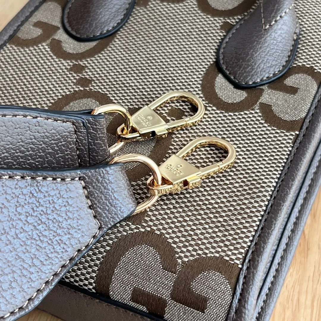 Actual shot #💰230 Model: 671623 Size: 16×20×7cm 𝙂𝙪𝙘𝙘𝙞 𝙍𝙚𝙩𝙧𝙤 Mini Tote Bag Shoulder Strap 🉑️ Adjustment Since the advent of Retro mini tote, the interlocking double G-straight has been one of the brand's iconic elements. Familiar brand symbols combined with leather details make this tote a centerpiece. The classic double G letter intertwined canvas material makes the entire design exude strong brand connotation.