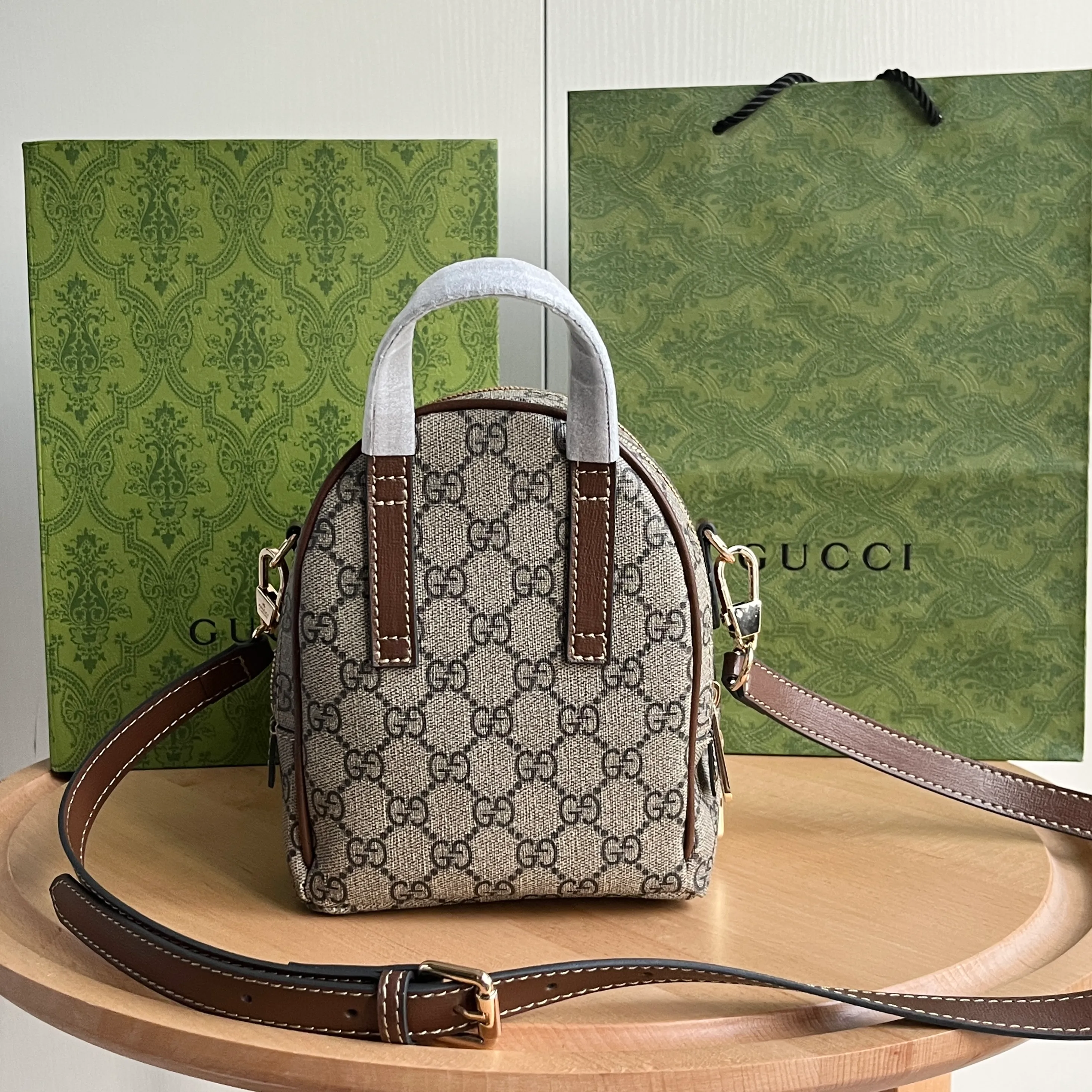 Actual shot #💰280 Style number: 725654 coffee Size: 15✖️19✖️8cm LV’s popular mini schoolbag Gucci also has it🤣🤣can be carried by hand, cross-body or carried on both shoulders! ! Even though it’s small, it can still hold a lot of stuff~ It has 3 pockets! Don’t look too good on your back when going out✌️