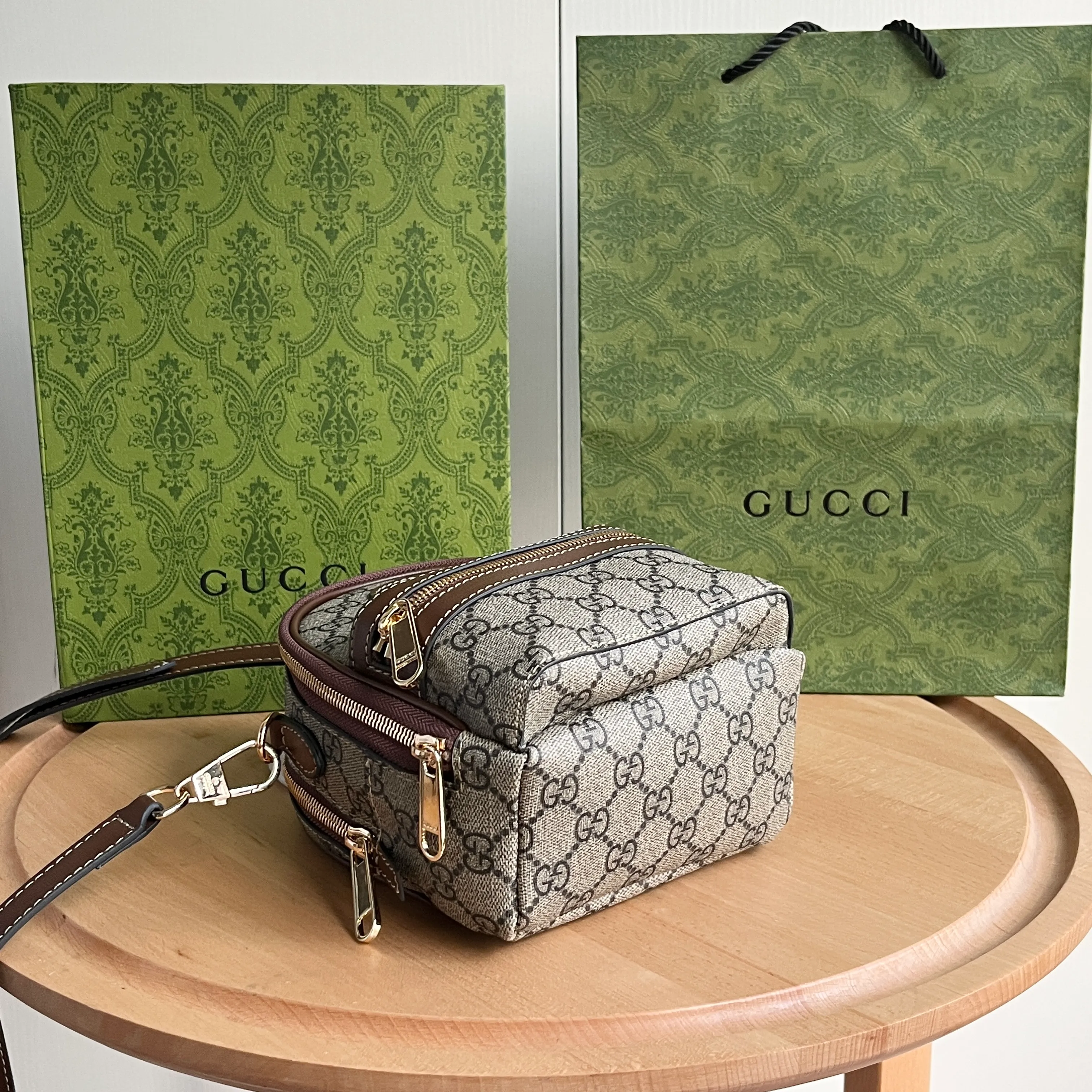 Actual shot #💰280 Style number: 725654 coffee Size: 15✖️19✖️8cm LV’s popular mini schoolbag Gucci also has it🤣🤣can be carried by hand, cross-body or carried on both shoulders! ! Even though it’s small, it can still hold a lot of stuff~ It has 3 pockets! Don’t look too good on your back when going out✌️