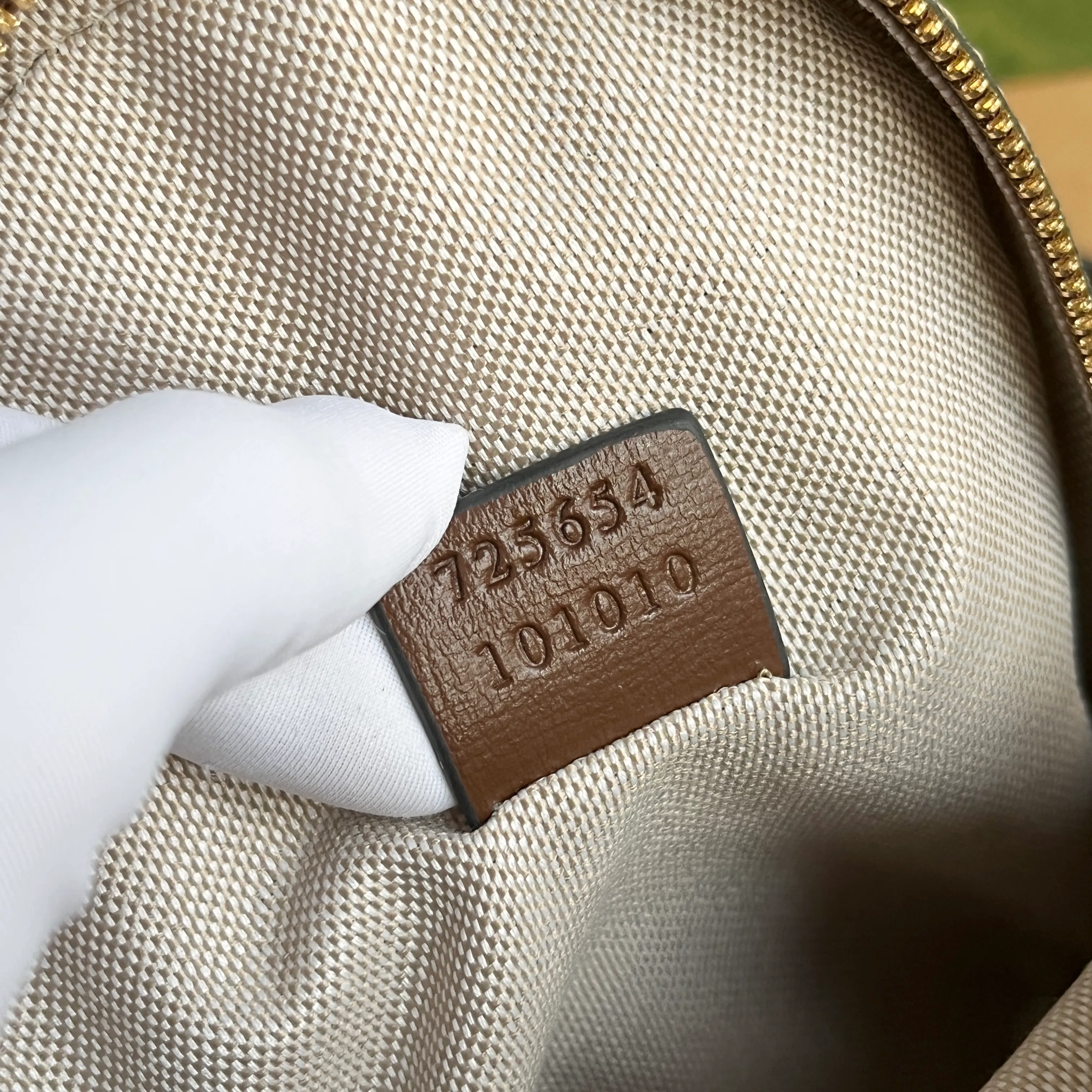 Actual shot #💰280 Style number: 725654 coffee Size: 15✖️19✖️8cm LV’s popular mini schoolbag Gucci also has it🤣🤣can be carried by hand, cross-body or carried on both shoulders! ! Even though it’s small, it can still hold a lot of stuff~ It has 3 pockets! Don’t look too good on your back when going out✌️