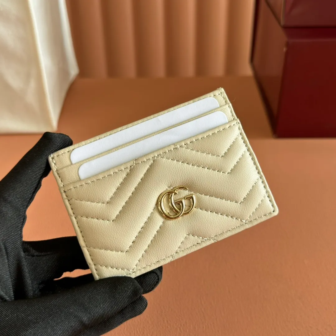 p280💋💋💋"With full set of original counter packaging" This GG Marmont series card holder is crafted from light blue V-shaped Matelassé cow leather. The bag has a crisp shape and is equipped with the iconic Double G accessories in silver tones. Light blue V-shaped Matelassé cow leather, silver-toned hardware, Double G, 4 card compartments, 1 open pocket. Model number: 443127. Dimensions: 10cm (width) x 7cm (height) Weight: approx. 65g