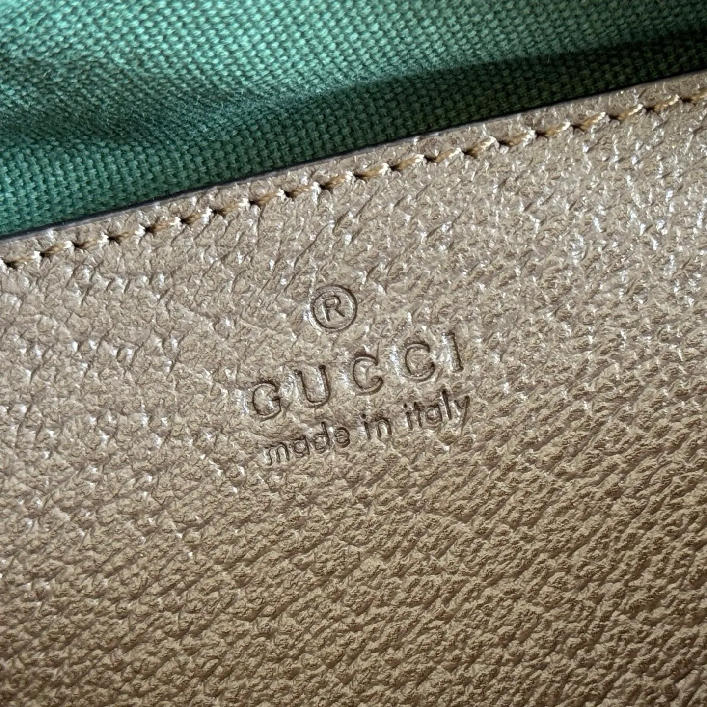 p1040. 💋💋💋"With full set of original counter packaging" [New Product] The Ophidia series dazzlingly presents novel silhouettes and functions. It is ingeniously interpreted in iconic beige and brown colors to create an innovative bag with soft texture. Beige and dark brown GG canvas Brown leather trim Light gold tone hardware Green cotton lining Double G webbing Interior: One open pocket Carry handles (10 cm height) Removable and adjustable leather shoulder strap (height: 45 cm - 56 cm; length: 100 cm - 115 cm) Zip closure Ident.: 841294. Dimensions: 21cm (width) x 13cm (height) x 11cm (depth) Weight: approx. 0.5kg Color: Brown/PVC. Made in Italy