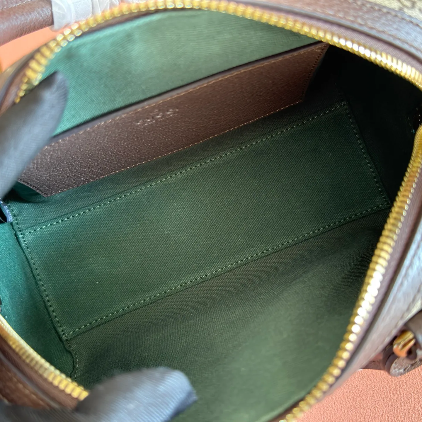p1040. 💋💋💋"With full set of original counter packaging" [New Product] The Ophidia series dazzlingly presents novel silhouettes and functions. It is ingeniously interpreted in iconic beige and brown colors to create an innovative bag with soft texture. Beige and dark brown GG canvas Brown leather trim Light gold tone hardware Green cotton lining Double G webbing Interior: One open pocket Carry handles (10 cm height) Removable and adjustable leather shoulder strap (height: 45 cm - 56 cm; length: 100 cm - 115 cm) Zip closure Ident.: 841294. Dimensions: 21cm (width) x 13cm (height) x 11cm (depth) Weight: approx. 0.5kg Color: Brown/PVC. Made in Italy