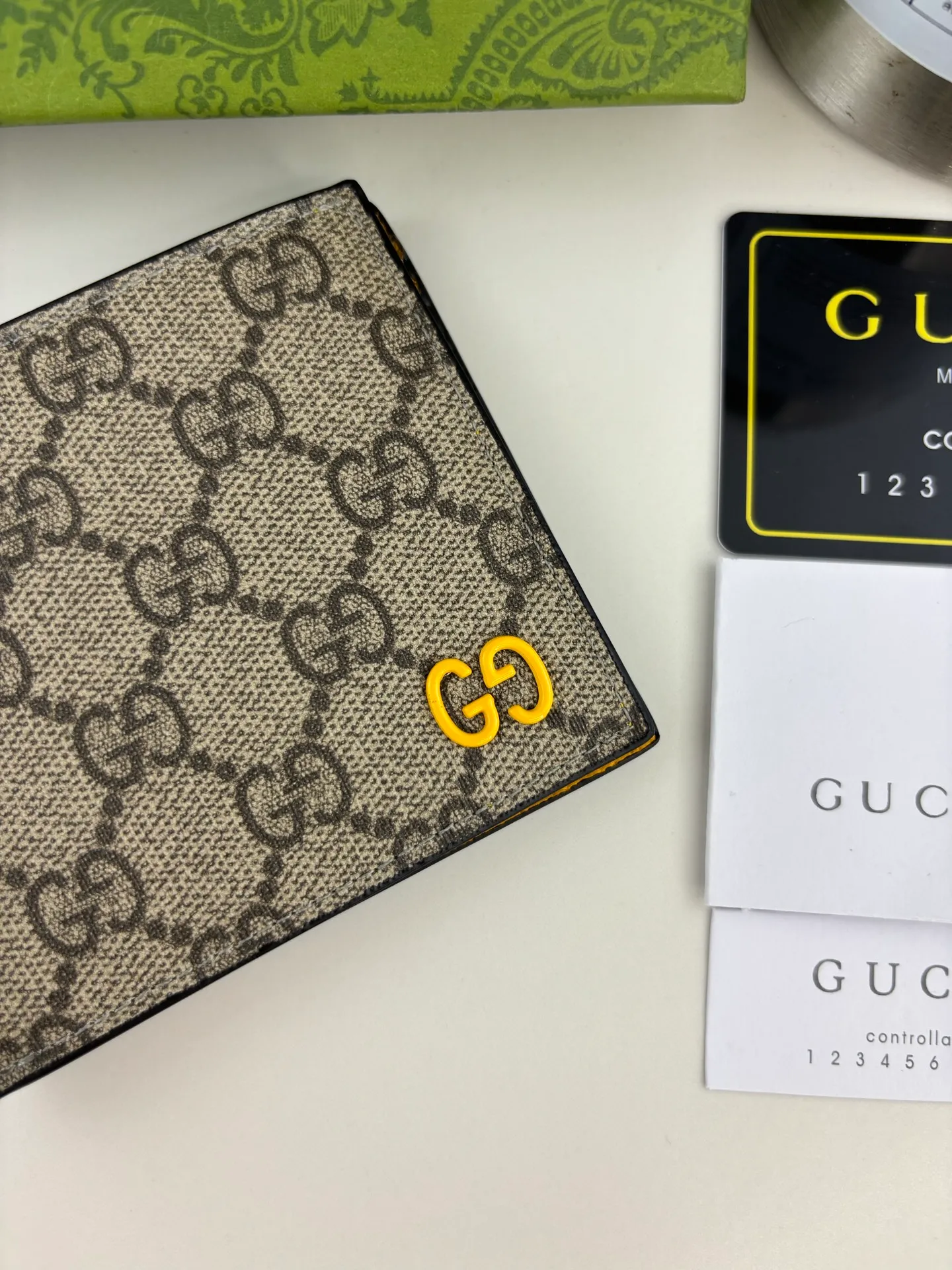 💰120 GUCCl Produced by Gujia! Gucci's small leather accessories push the boundaries of design, constantly reinterpreting classic pieces in a personalized way. This men's wallet combines classic GG Supreme brown canvas with yellow GG accessories to create a modern and stylish accessory. Style No.: 768243 Size: 11cm x 9cm Color: Brown/Yellow