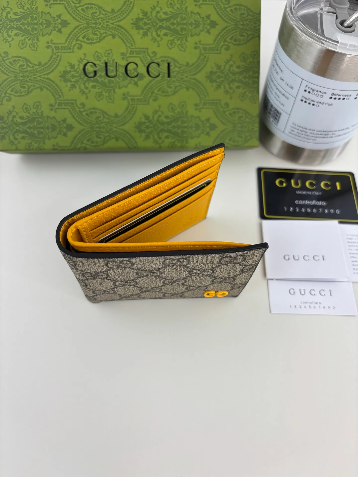 💰120 GUCCl Produced by Gujia! Gucci's small leather accessories push the boundaries of design, constantly reinterpreting classic pieces in a personalized way. This men's wallet combines classic GG Supreme brown canvas with yellow GG accessories to create a modern and stylish accessory. Style No.: 768243 Size: 11cm x 9cm Color: Brown/Yellow