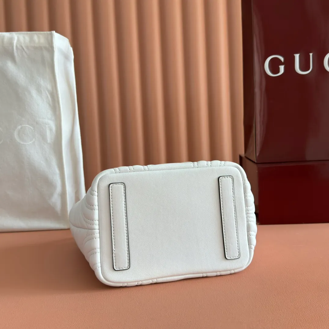 p1280. 💋💋💋 Comes with a complete set of original counter packaging [New product] This tote bag injects novel charm into the GG Marmont series with a new silhouette in the 2025 autumn and winter series. It can transform from a structural tote bag to a soft-lined bucket bag. The shape is paired with top handles and chain shoulder straps, presenting a variety of fashion styling options. White chevron quilted sheepskin Light gold-tone hardware Gucci ankara red viscose lining Double G Interior: Open pocket Handle drop 11 cm Shoulder strap drop 53 cm (bag closed: 45 cm) Ident.: 847386. Dimensions: 18cm (bottom width) x 29cm (top width) x 18cm (height) x 12.5cm (depth) Weight: approx. 0.4kg Color: White sheepskin. Made in Italy