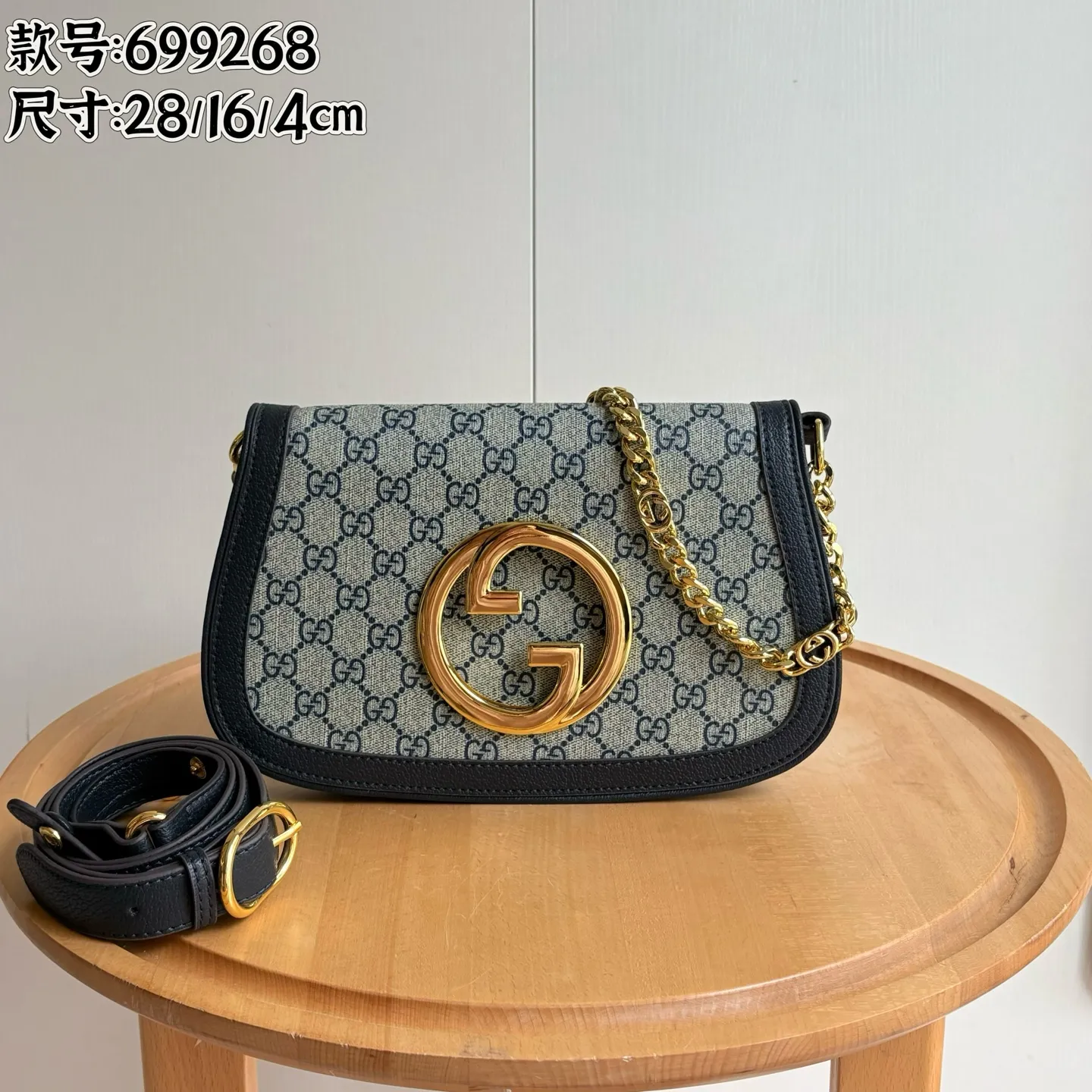 Actual shot #💰360 Style number: 699268 blue gold Size: 28/16/4cm 𝐁𝐥𝐨𝐧𝐝𝐢𝐞 series shoulder bag canvas. Retro elements meet archive details, paying tribute to the charming fashion that permeated the "March of Love" fashion show. This shoulder bag is made of GG Supreme canvas with a delicate chain strap design, exuding a classic and timeless elegance. The round structure pays homage to the collection's charm with a renewed style, and the historic Guccio Gucci monogram enhances the style of the entire piece.