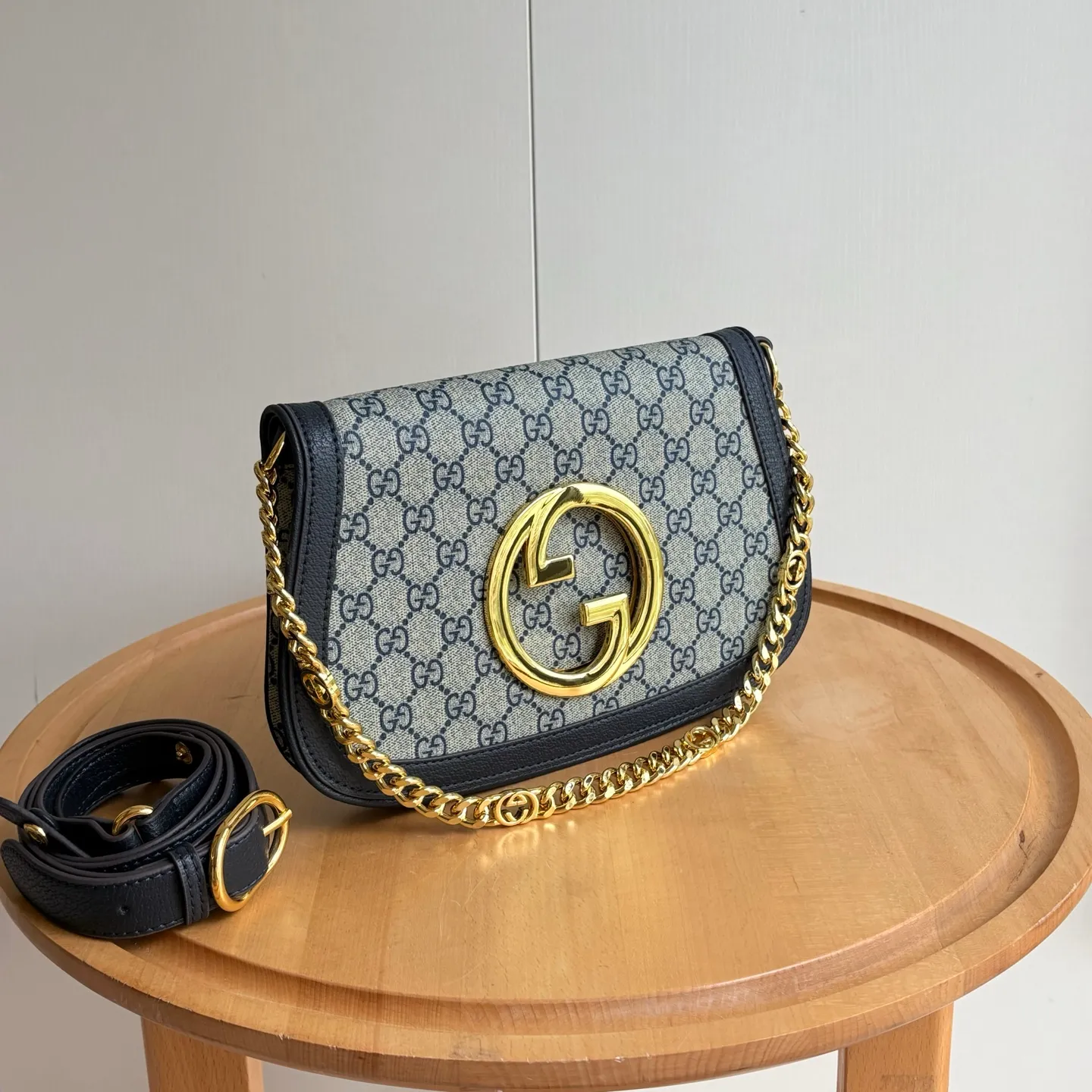 Actual shot #💰360 Style number: 699268 blue gold Size: 28/16/4cm 𝐁𝐥𝐨𝐧𝐝𝐢𝐞 series shoulder bag canvas. Retro elements meet archive details, paying tribute to the charming fashion that permeated the "March of Love" fashion show. This shoulder bag is made of GG Supreme canvas with a delicate chain strap design, exuding a classic and timeless elegance. The round structure pays homage to the collection's charm with a renewed style, and the historic Guccio Gucci monogram enhances the style of the entire piece.