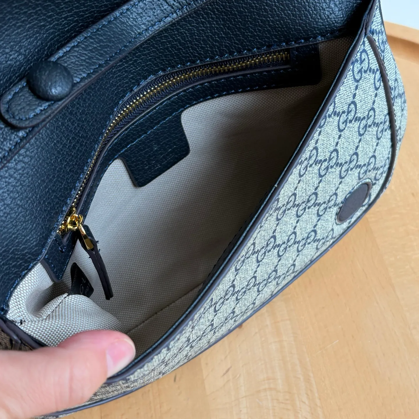 Actual shot #💰360 Style number: 699268 blue gold Size: 28/16/4cm 𝐁𝐥𝐨𝐧𝐝𝐢𝐞 series shoulder bag canvas. Retro elements meet archive details, paying tribute to the charming fashion that permeated the "March of Love" fashion show. This shoulder bag is made of GG Supreme canvas with a delicate chain strap design, exuding a classic and timeless elegance. The round structure pays homage to the collection's charm with a renewed style, and the historic Guccio Gucci monogram enhances the style of the entire piece.