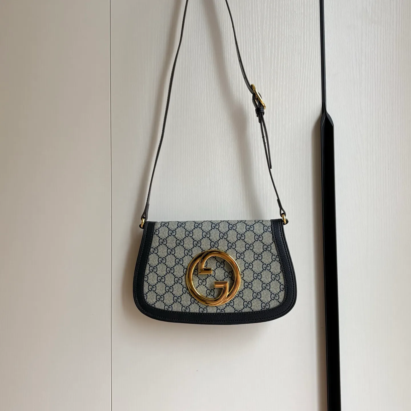 Actual shot #💰360 Style number: 699268 blue gold Size: 28/16/4cm 𝐁𝐥𝐨𝐧𝐝𝐢𝐞 series shoulder bag canvas. Retro elements meet archive details, paying tribute to the charming fashion that permeated the "March of Love" fashion show. This shoulder bag is made of GG Supreme canvas with a delicate chain strap design, exuding a classic and timeless elegance. The round structure pays homage to the collection's charm with a renewed style, and the historic Guccio Gucci monogram enhances the style of the entire piece.