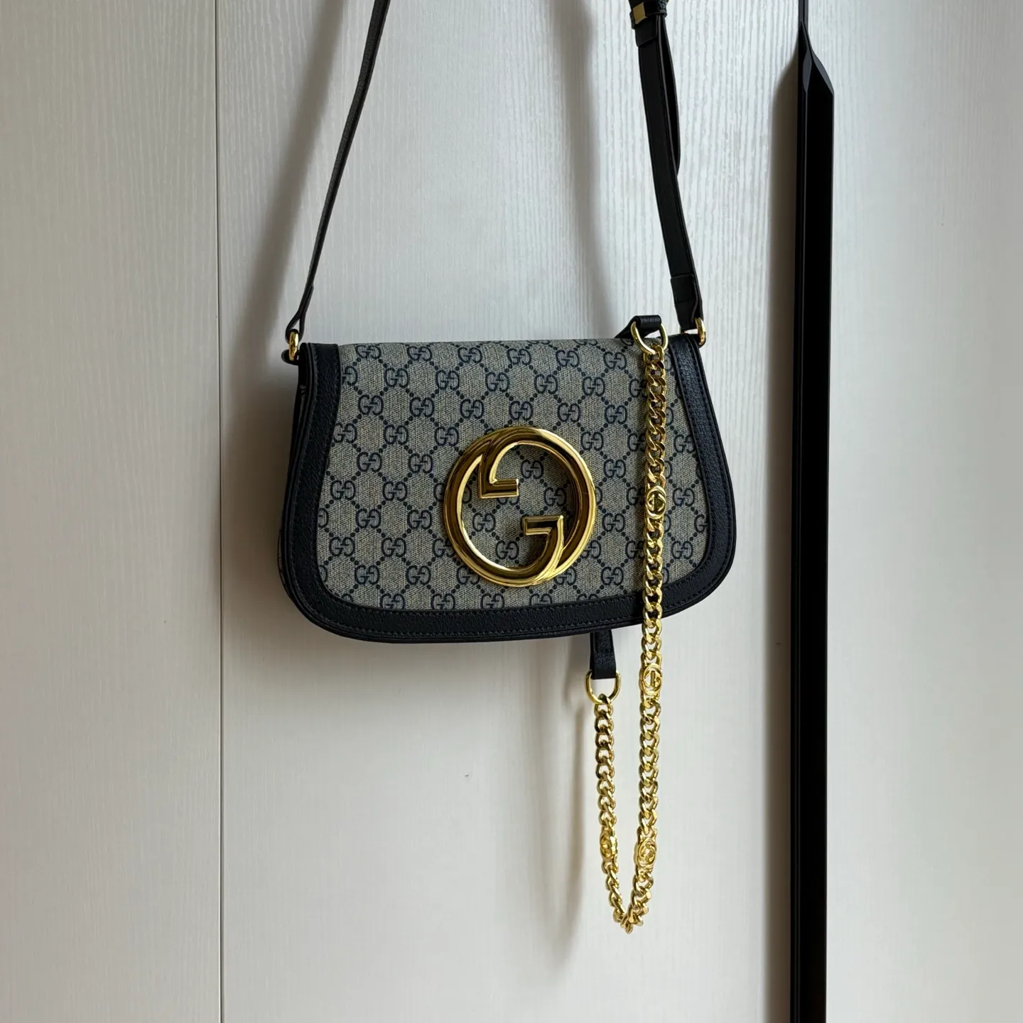 Actual shot #💰360 Style number: 699268 blue gold Size: 28/16/4cm 𝐁𝐥𝐨𝐧𝐝𝐢𝐞 series shoulder bag canvas. Retro elements meet archive details, paying tribute to the charming fashion that permeated the "March of Love" fashion show. This shoulder bag is made of GG Supreme canvas with a delicate chain strap design, exuding a classic and timeless elegance. The round structure pays homage to the collection's charm with a renewed style, and the historic Guccio Gucci monogram enhances the style of the entire piece.