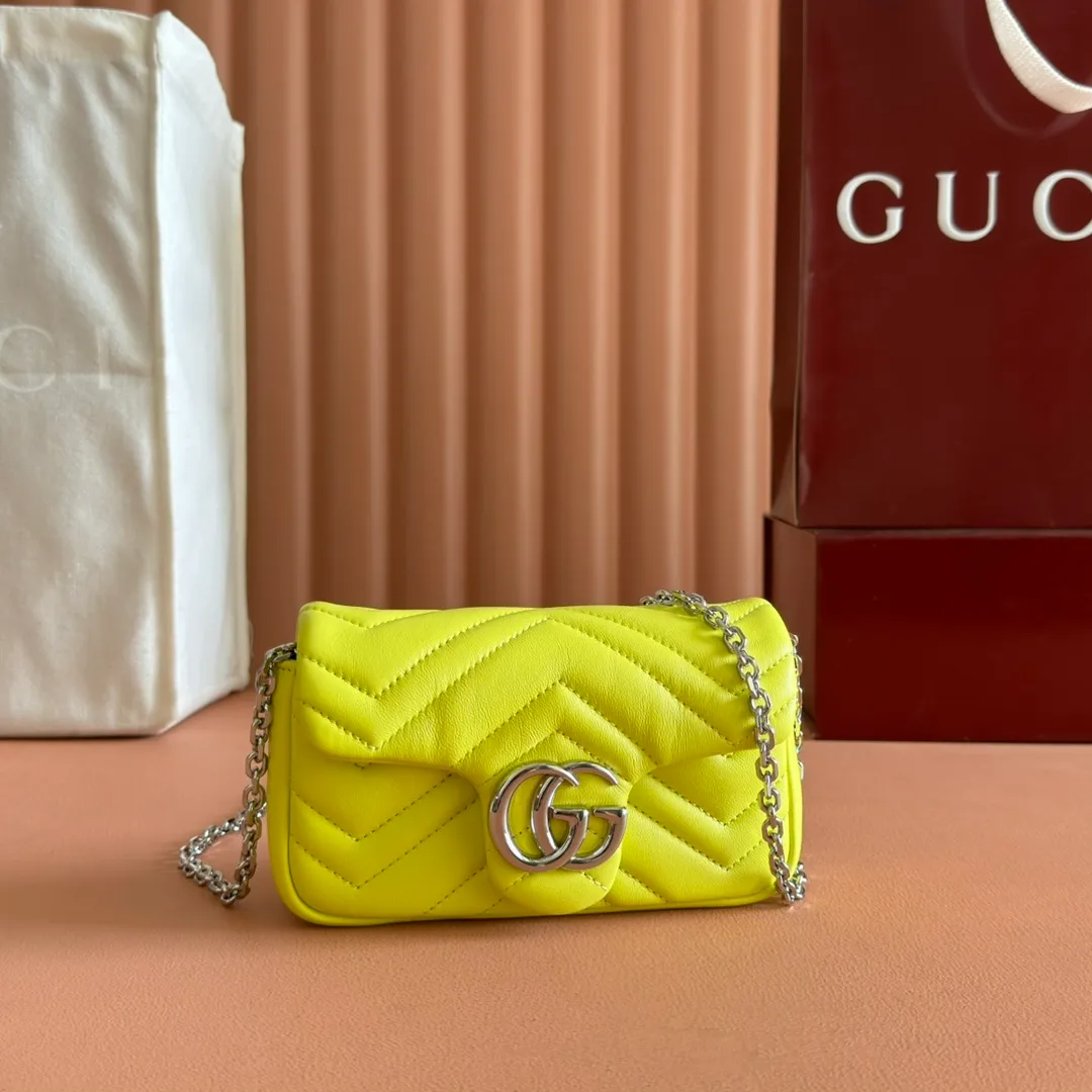 p900💋💋💋【Original leather configuration counter complete package】The brand's iconic GG Marmont series is ingeniously integrated with double G-shaped accessories and faceted chain straps, and soft leather is selected to create a soft-lined bag shape. This mini bag is embellished with the brand's archive logo, which debuted in the 1970s. Black V-shaped Matelassé sheepskin. Silver-tone hardware. Silver-tone hardware. Double G. Chain shoulder strap (60 cm high). Magnetic snap closure. Weight: approx. 0.35 kg. Ident number: 841290. Dimensions: 16.5cm (width) x 9.5cm (height) x 4.5cm (depth) Color: Yellow full leather/original leather. Made in Italy