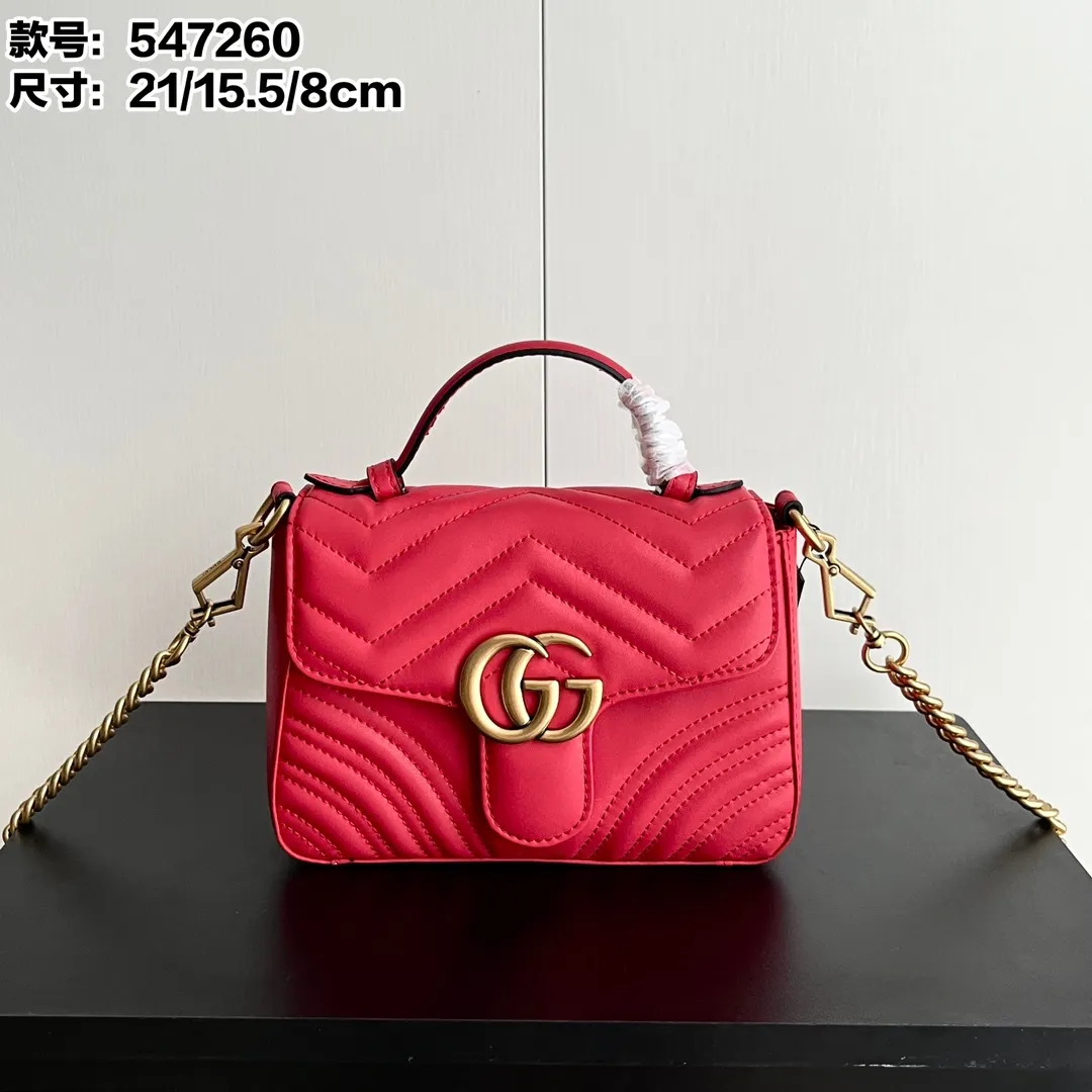 Actual shot #💰320 Style number: 547260 Size: 21*15.5*8cm GG Marmont mini messenger bag is still in the limelight this year. The iconic double G logo carries Gucci’s literary and romantic story. The new mini series is a vivid interpretation of retro and gorgeousness. It is so cute ~ Hand-held ✅ One-shoulder ✅ Cross-body ✅