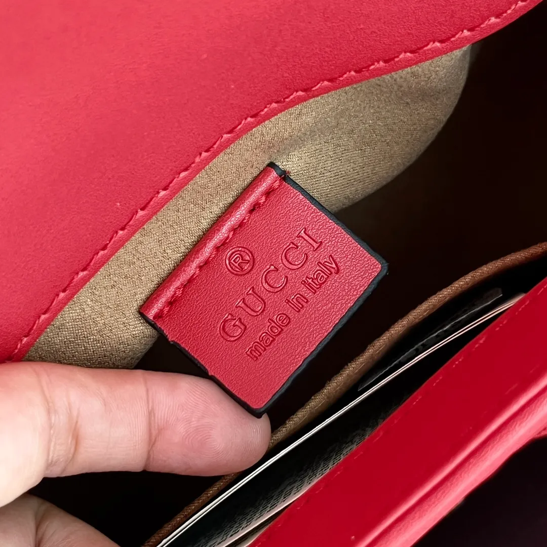 Actual shot #💰320 Style number: 547260 Size: 21*15.5*8cm GG Marmont mini messenger bag is still in the limelight this year. The iconic double G logo carries Gucci’s literary and romantic story. The new mini series is a vivid interpretation of retro and gorgeousness. It is so cute ~ Hand-held ✅ One-shoulder ✅ Cross-body ✅