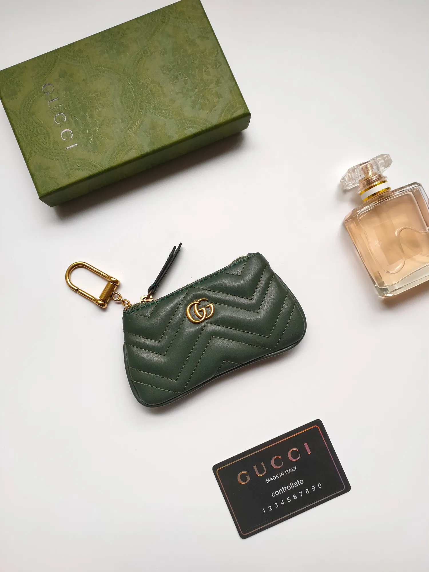 ￥130 GUCCI’s new small coin purse ~ lipstick bag🧃🧃 is made of imported calfskin with embroidered wavy pattern, 🧃🧃 matched with exquisite original factory bronze double G hardware 🧃🧃, flexible and unique hook buckle, small and exquisite, great effect, model: 671773, color: black, bright red, nude pink, size: 12.5x7x1.5cm