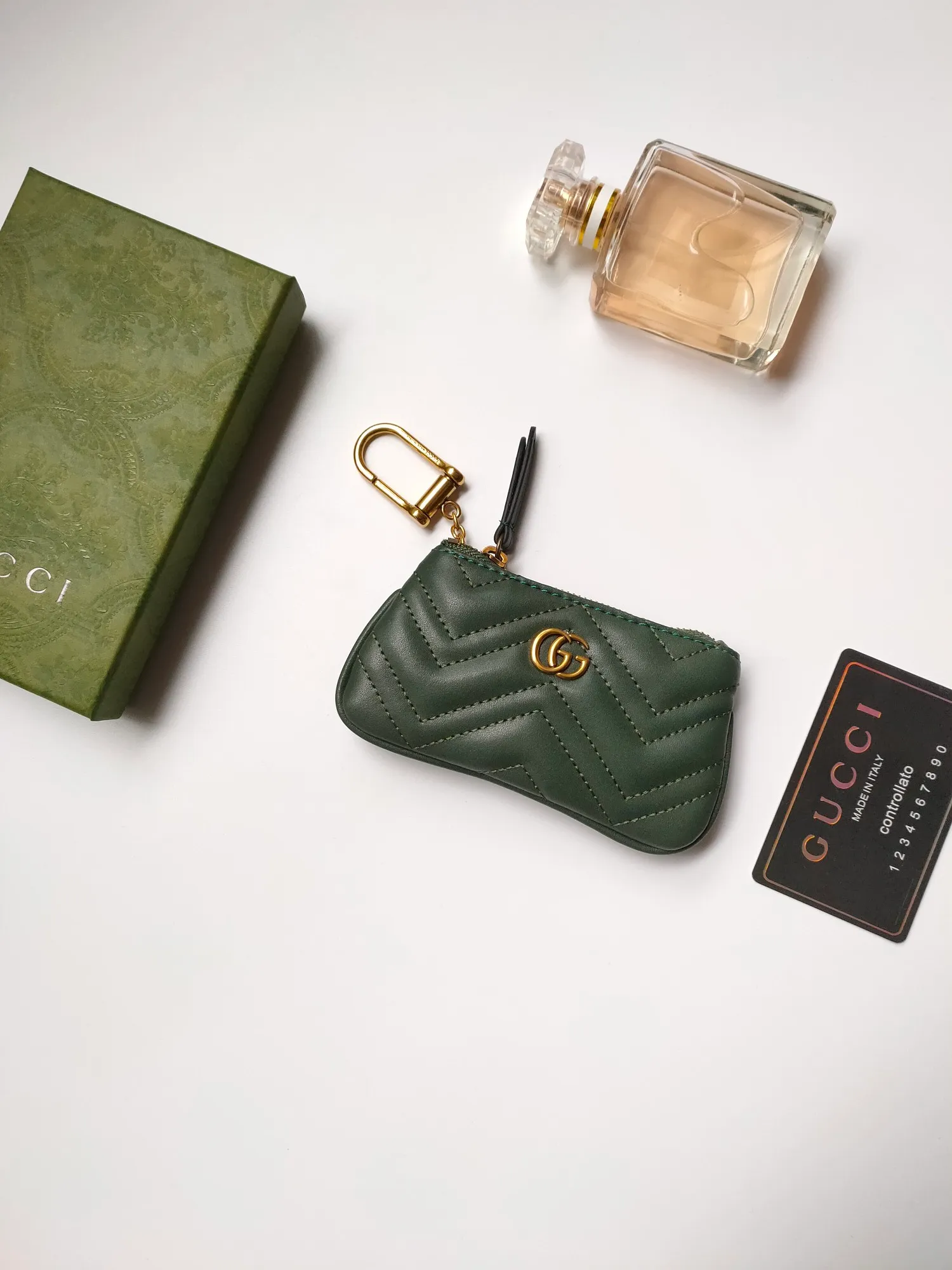 ￥130 GUCCI’s new small coin purse ~ lipstick bag🧃🧃 is made of imported calfskin with embroidered wavy pattern, 🧃🧃 matched with exquisite original factory bronze double G hardware 🧃🧃, flexible and unique hook buckle, small and exquisite, great effect, model: 671773, color: black, bright red, nude pink, size: 12.5x7x1.5cm