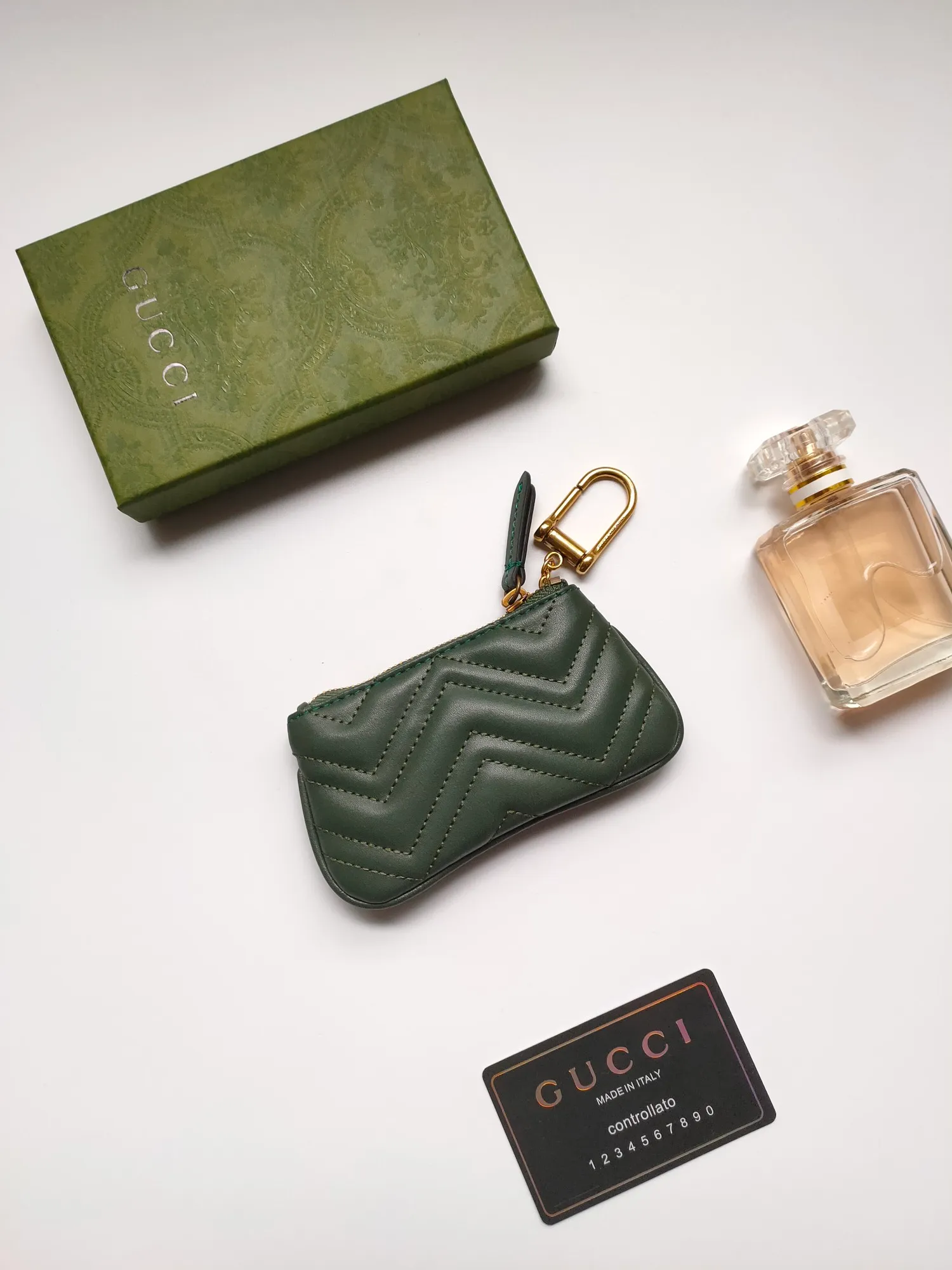 ￥130 GUCCI’s new small coin purse ~ lipstick bag🧃🧃 is made of imported calfskin with embroidered wavy pattern, 🧃🧃 matched with exquisite original factory bronze double G hardware 🧃🧃, flexible and unique hook buckle, small and exquisite, great effect, model: 671773, color: black, bright red, nude pink, size: 12.5x7x1.5cm