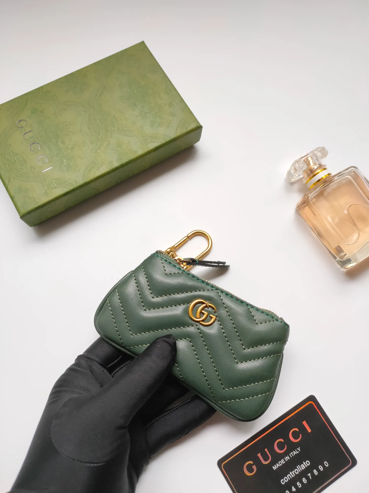 ￥130 GUCCI’s new small coin purse ~ lipstick bag🧃🧃 is made of imported calfskin with embroidered wavy pattern, 🧃🧃 matched with exquisite original factory bronze double G hardware 🧃🧃, flexible and unique hook buckle, small and exquisite, great effect, model: 671773, color: black, bright red, nude pink, size: 12.5x7x1.5cm