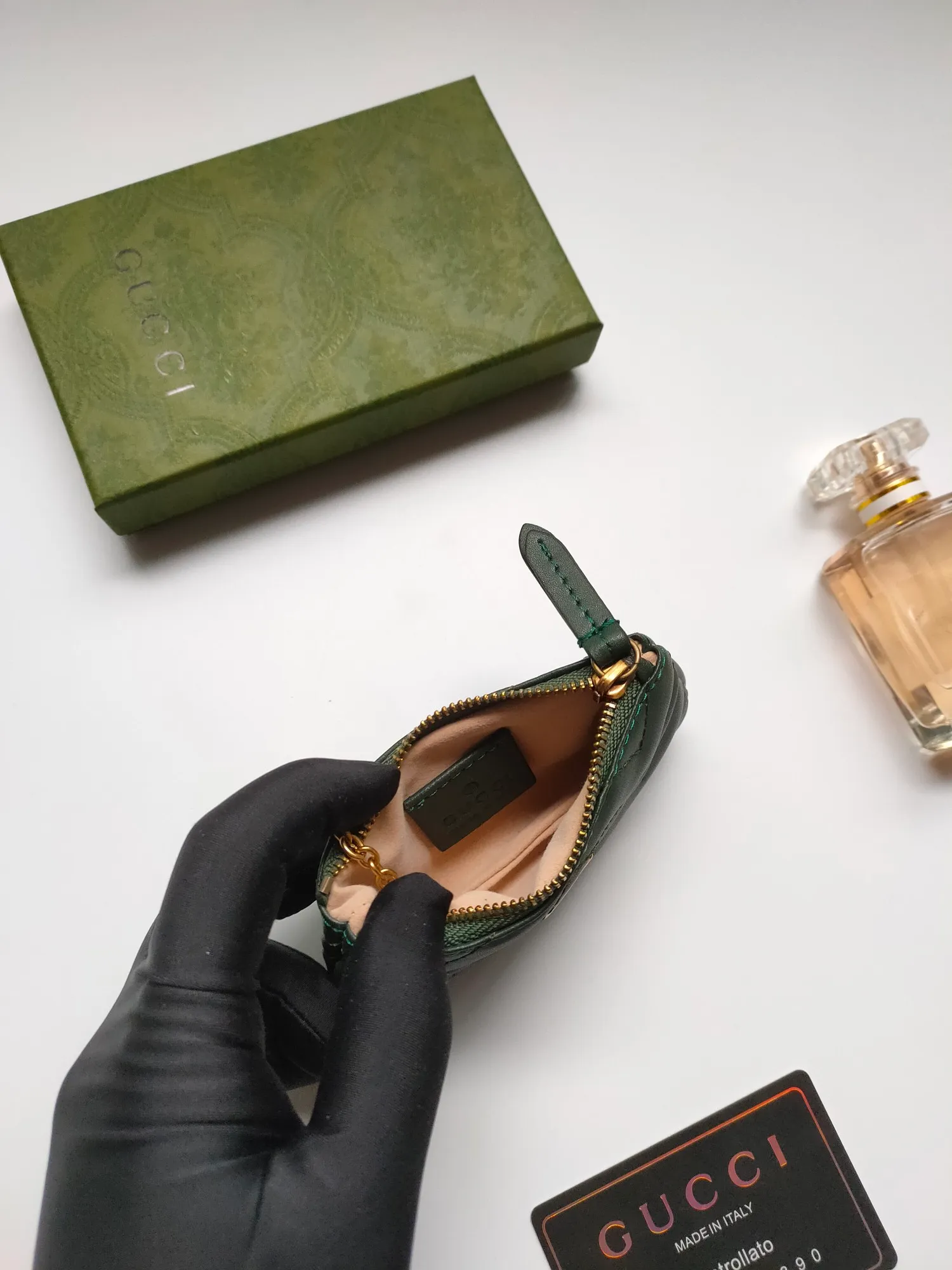 ￥130 GUCCI’s new small coin purse ~ lipstick bag🧃🧃 is made of imported calfskin with embroidered wavy pattern, 🧃🧃 matched with exquisite original factory bronze double G hardware 🧃🧃, flexible and unique hook buckle, small and exquisite, great effect, model: 671773, color: black, bright red, nude pink, size: 12.5x7x1.5cm