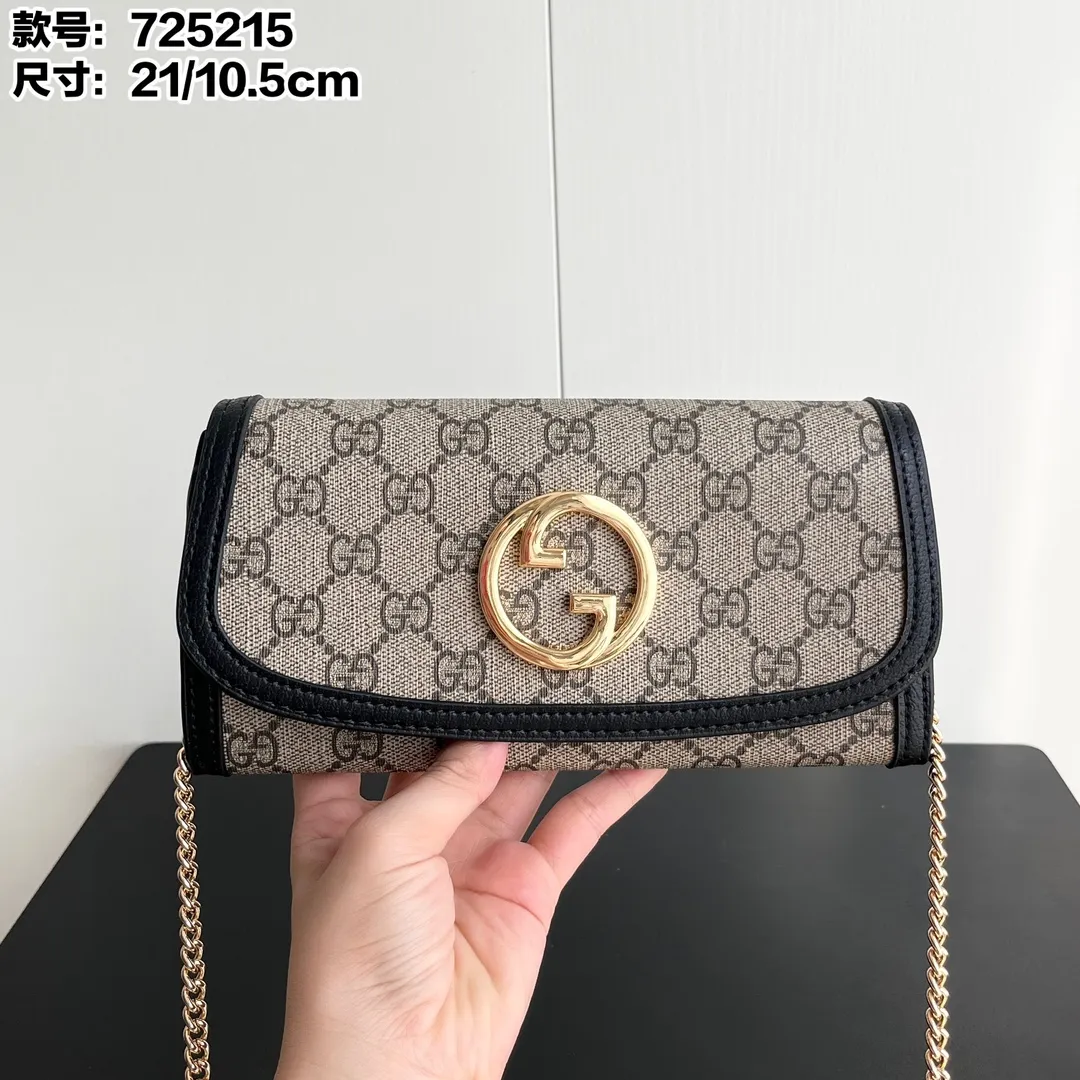 Actual shot #💰290 Model: 725215 Comes with box Size: 21x10.5cm I fell in love with Gucci Blondie at first sight. Second-hand bags have always been my favorite. They are super popular now, mainly because they are so beautiful! It can be worn as an armpit bag or as a cross-body carry. Depending on your mood, I find it very retro, fashionable and fascinating to carry it either way! Many colors to choose from, running quantity models