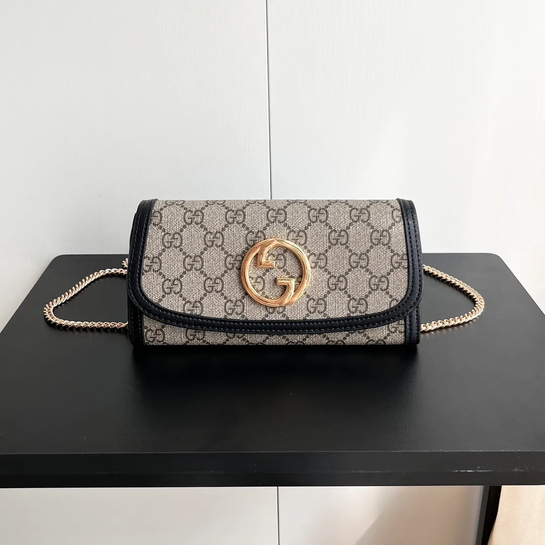 Actual shot #💰290 Model: 725215 Comes with box Size: 21x10.5cm I fell in love with Gucci Blondie at first sight. Second-hand bags have always been my favorite. They are super popular now, mainly because they are so beautiful! It can be worn as an armpit bag or as a cross-body carry. Depending on your mood, I find it very retro, fashionable and fascinating to carry it either way! Many colors to choose from, running quantity models