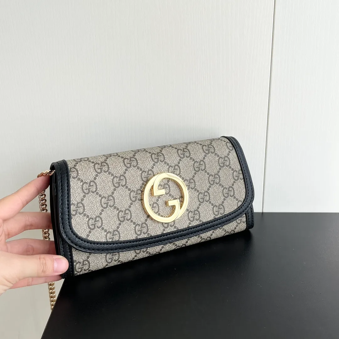 Actual shot #💰290 Model: 725215 Comes with box Size: 21x10.5cm I fell in love with Gucci Blondie at first sight. Second-hand bags have always been my favorite. They are super popular now, mainly because they are so beautiful! It can be worn as an armpit bag or as a cross-body carry. Depending on your mood, I find it very retro, fashionable and fascinating to carry it either way! Many colors to choose from, running quantity models