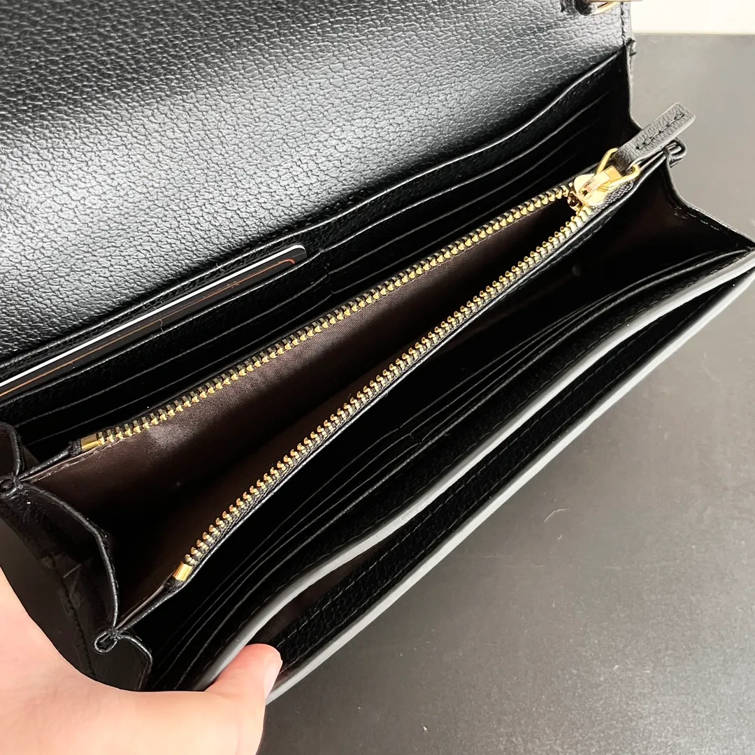 Actual shot #💰290 Model: 725215 Comes with box Size: 21x10.5cm I fell in love with Gucci Blondie at first sight. Second-hand bags have always been my favorite. They are super popular now, mainly because they are so beautiful! It can be worn as an armpit bag or as a cross-body carry. Depending on your mood, I find it very retro, fashionable and fascinating to carry it either way! Many colors to choose from, running quantity models