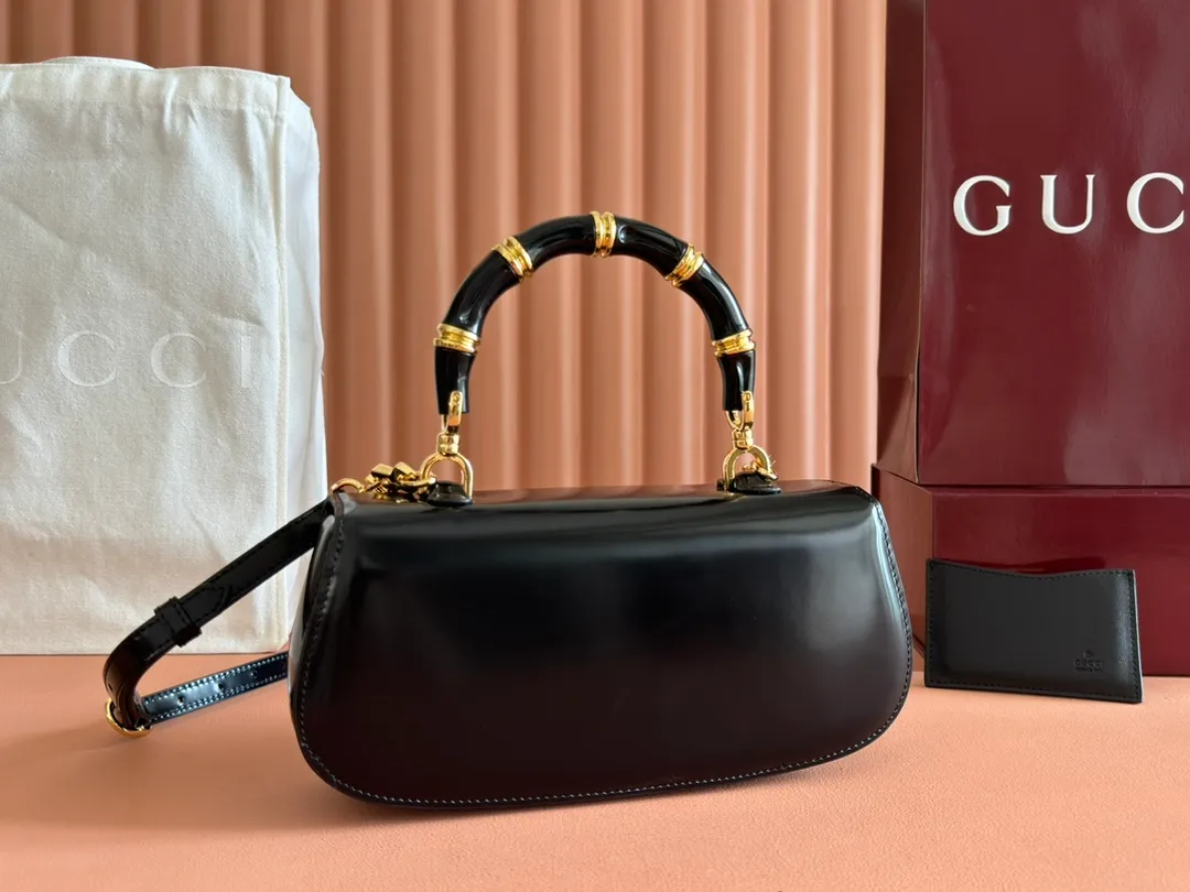 p1680. 💋💋💋 Equipped with full counter packaging [New Product] This small handbag reinterprets the iconic bamboo-shaped accessories with resin and brass details, adding another dazzling masterpiece to the 2025 spring and summer series. The Gucci Bamboo Diva tote adds a pop of color to any look. White glossy buffed leather Resin and brass bamboo hardware Three-level articulated compartments White leather lining Interior: One zippered pocket and a mirror with removable pocket Handle height 10cm Removable and adjustable leather shoulder strap (50cm high); length adjustable between 100cm and 116cm Bamboo lock Model number: 827750 Dimensions: 26.6cm (width) x 13cm (h) x 8 cm (depth) Weight: about 0.9 kg Color: gram full leather/original leather. Made in Italy