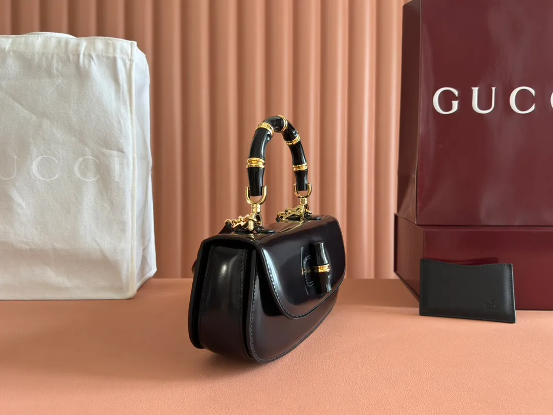 p1680. 💋💋💋 Equipped with full counter packaging [New Product] This small handbag reinterprets the iconic bamboo-shaped accessories with resin and brass details, adding another dazzling masterpiece to the 2025 spring and summer series. The Gucci Bamboo Diva tote adds a pop of color to any look. White glossy buffed leather Resin and brass bamboo hardware Three-level articulated compartments White leather lining Interior: One zippered pocket and a mirror with removable pocket Handle height 10cm Removable and adjustable leather shoulder strap (50cm high); length adjustable between 100cm and 116cm Bamboo lock Model number: 827750 Dimensions: 26.6cm (width) x 13cm (h) x 8 cm (depth) Weight: about 0.9 kg Color: gram full leather/original leather. Made in Italy