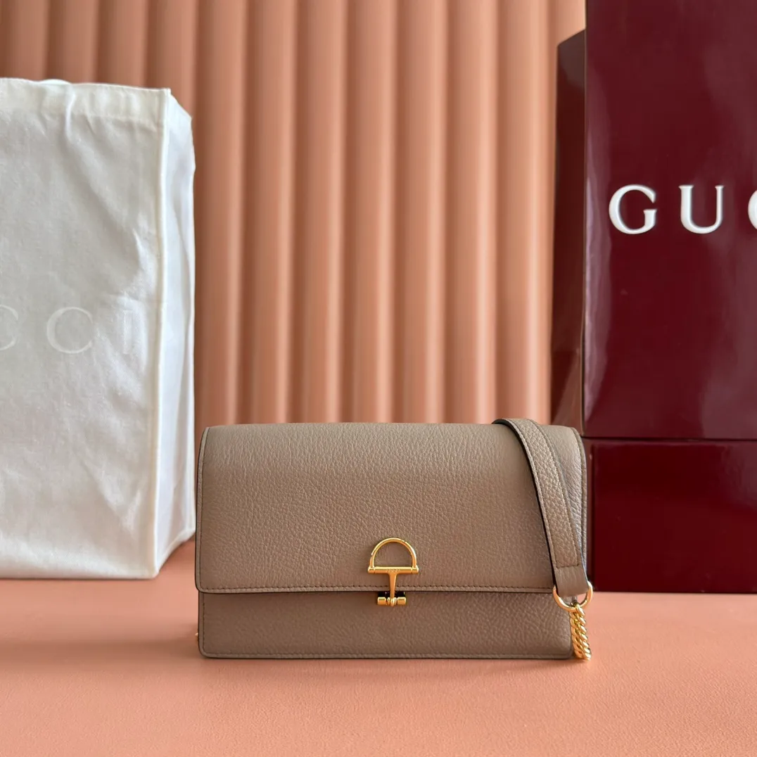 p720💋💋💋"With full set of original counter packaging" [New product] This Gucci Softbit series shoulder bag is ingeniously integrated with the brand's classic equestrian style accessories in the shape of a large half-horse bit. Black grained cow leather. Light gold-tone hardware. Black microfiber lining. Half horsebit buckle. Ident.: 837373. Dimensions: 20x13x6cm.