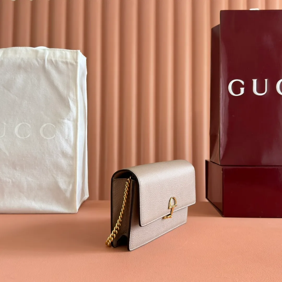 p720💋💋💋"With full set of original counter packaging" [New product] This Gucci Softbit series shoulder bag is ingeniously integrated with the brand's classic equestrian style accessories in the shape of a large half-horse bit. Black grained cow leather. Light gold-tone hardware. Black microfiber lining. Half horsebit buckle. Ident.: 837373. Dimensions: 20x13x6cm.