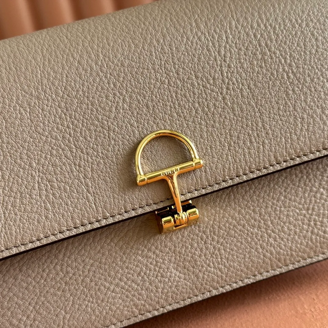 p720💋💋💋"With full set of original counter packaging" [New product] This Gucci Softbit series shoulder bag is ingeniously integrated with the brand's classic equestrian style accessories in the shape of a large half-horse bit. Black grained cow leather. Light gold-tone hardware. Black microfiber lining. Half horsebit buckle. Ident.: 837373. Dimensions: 20x13x6cm.