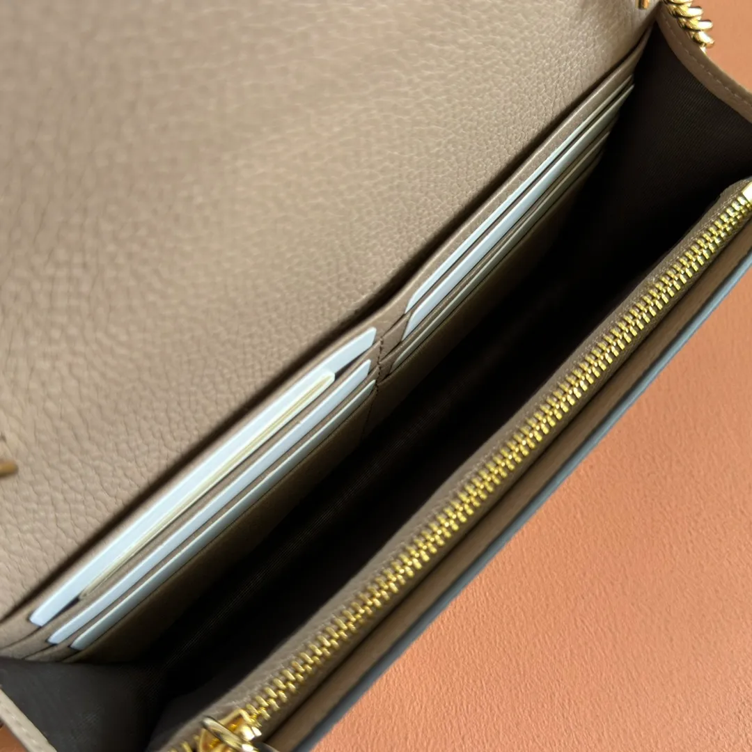 p720💋💋💋"With full set of original counter packaging" [New product] This Gucci Softbit series shoulder bag is ingeniously integrated with the brand's classic equestrian style accessories in the shape of a large half-horse bit. Black grained cow leather. Light gold-tone hardware. Black microfiber lining. Half horsebit buckle. Ident.: 837373. Dimensions: 20x13x6cm.