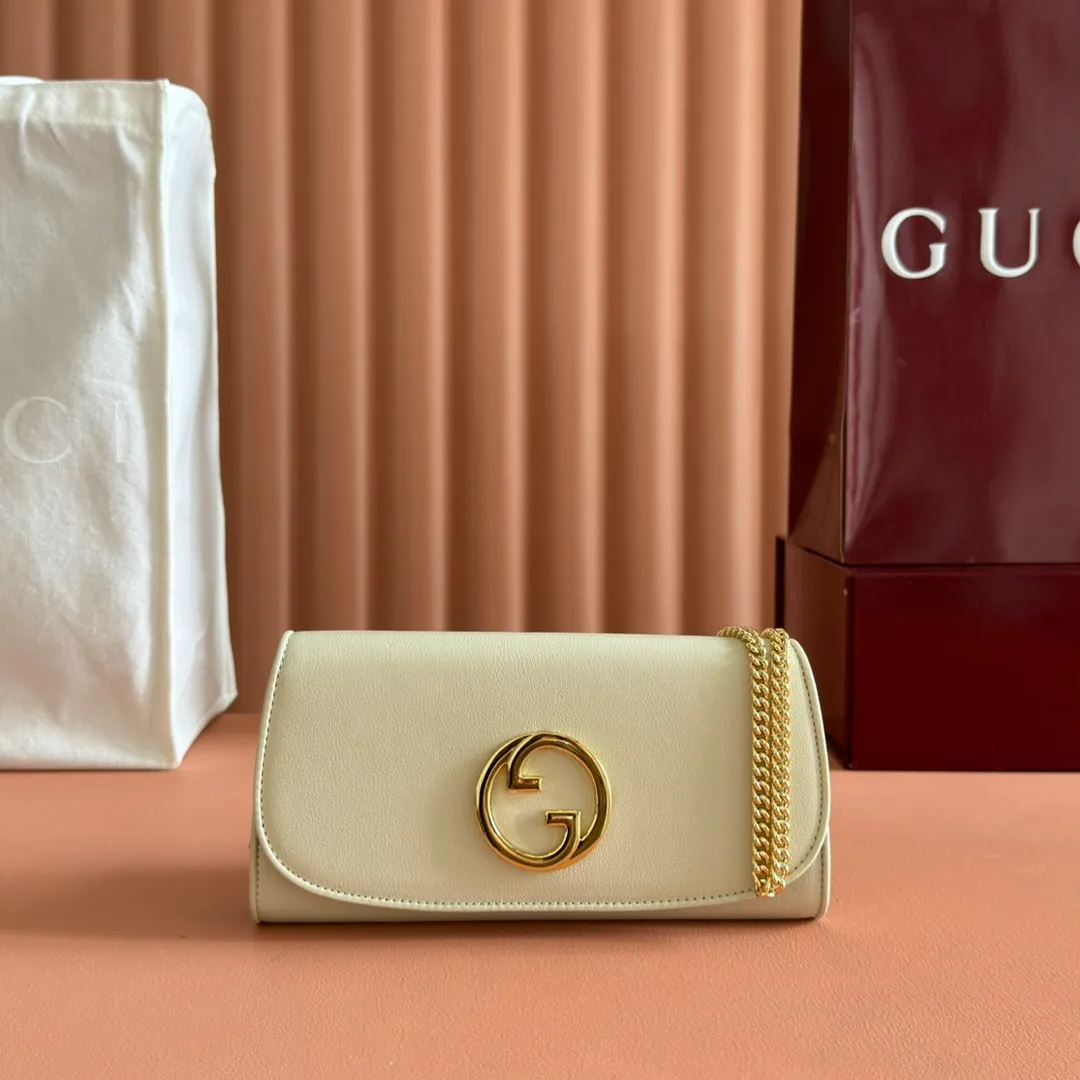 p780. 📣📣📣【Original leather with 🌈Full set of counter packaging】🔥🔥Details of how to carry the chain bag (with full hardware chain) Gucci Blondie interlocking black (original leather) I love it at first sight, I have been waiting for this new style for a long time!! I personally like it very much, second-hand bags have always been my favorite 🍠It is super popular now, mainly because it is really good-looking! It’s really great to get it. The hardware and leather texture are very heavy and matchable. You can change it anytime and anywhere. It can be carried as an armpit bag or cross-body. Depending on your mood, I can switch between the two carrying methods. I think it is very retro, fashionable and fascinating! Among the many styles recently, this is the only item that makes me excited. Model: 725215. Dimensions: 21x10.5cm. Color: white/original leather.