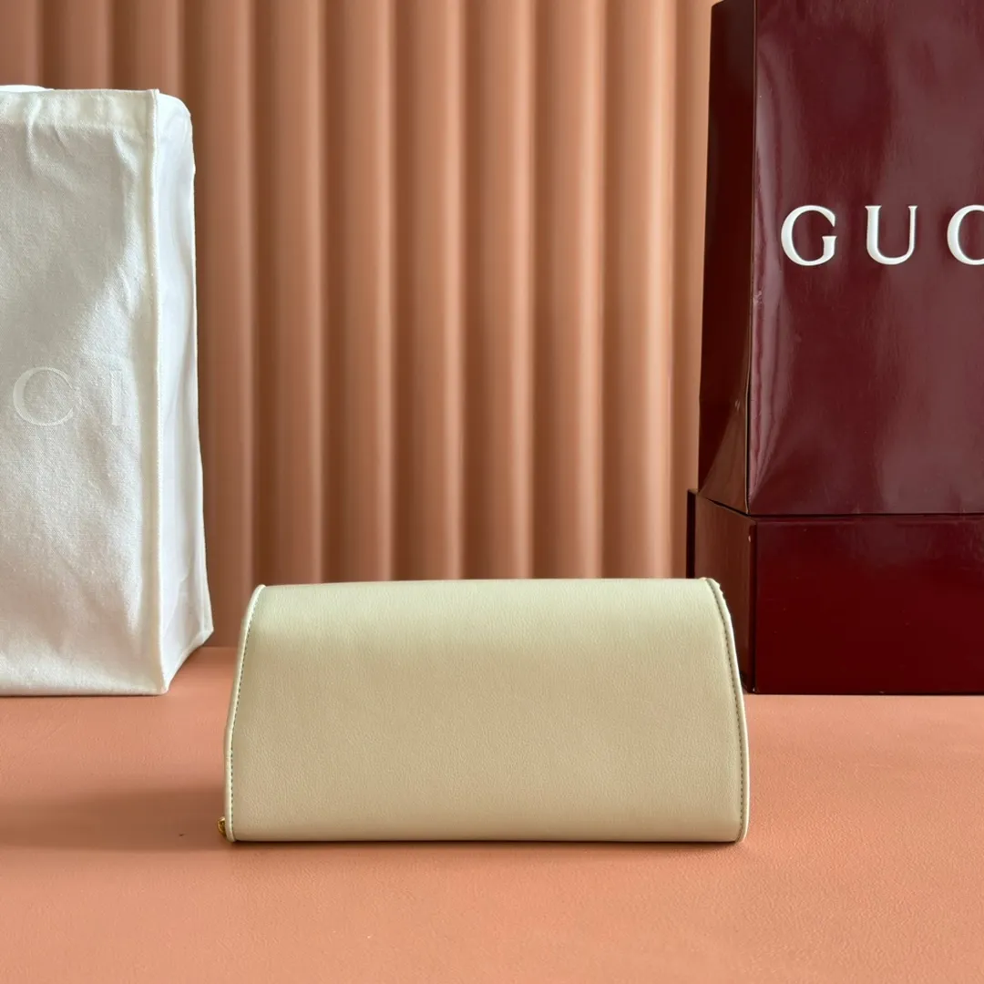 p780. 📣📣📣【Original leather with 🌈Full set of counter packaging】🔥🔥Details of how to carry the chain bag (with full hardware chain) Gucci Blondie interlocking black (original leather) I love it at first sight, I have been waiting for this new style for a long time!! I personally like it very much, second-hand bags have always been my favorite 🍠It is super popular now, mainly because it is really good-looking! It’s really great to get it. The hardware and leather texture are very heavy and matchable. You can change it anytime and anywhere. It can be carried as an armpit bag or cross-body. Depending on your mood, I can switch between the two carrying methods. I think it is very retro, fashionable and fascinating! Among the many styles recently, this is the only item that makes me excited. Model: 725215. Dimensions: 21x10.5cm. Color: white/original leather.