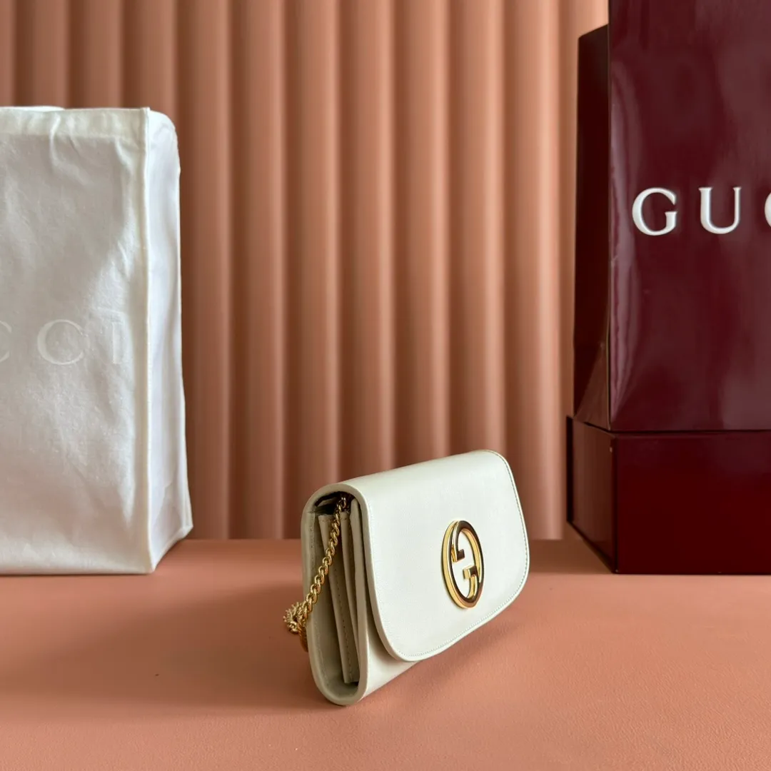 p780. 📣📣📣【Original leather with 🌈Full set of counter packaging】🔥🔥Details of how to carry the chain bag (with full hardware chain) Gucci Blondie interlocking black (original leather) I love it at first sight, I have been waiting for this new style for a long time!! I personally like it very much, second-hand bags have always been my favorite 🍠It is super popular now, mainly because it is really good-looking! It’s really great to get it. The hardware and leather texture are very heavy and matchable. You can change it anytime and anywhere. It can be carried as an armpit bag or cross-body. Depending on your mood, I can switch between the two carrying methods. I think it is very retro, fashionable and fascinating! Among the many styles recently, this is the only item that makes me excited. Model: 725215. Dimensions: 21x10.5cm. Color: white/original leather.