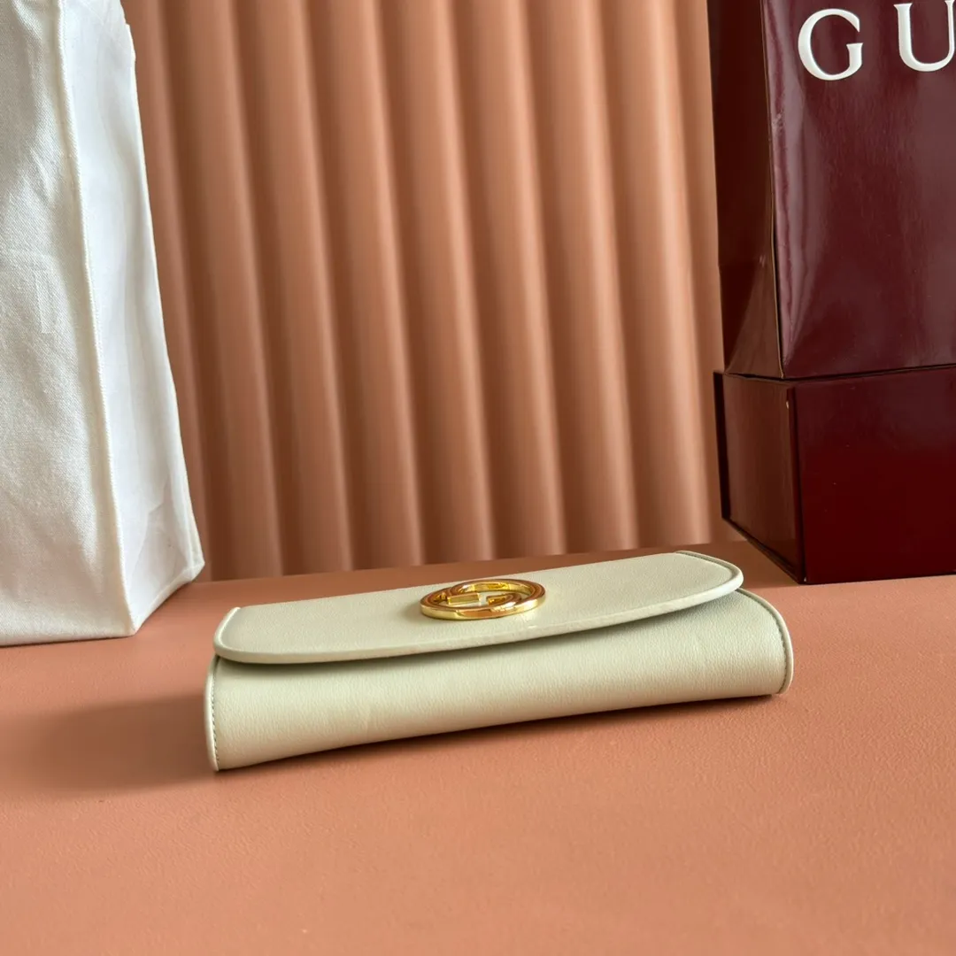 p780. 📣📣📣【Original leather with 🌈Full set of counter packaging】🔥🔥Details of how to carry the chain bag (with full hardware chain) Gucci Blondie interlocking black (original leather) I love it at first sight, I have been waiting for this new style for a long time!! I personally like it very much, second-hand bags have always been my favorite 🍠It is super popular now, mainly because it is really good-looking! It’s really great to get it. The hardware and leather texture are very heavy and matchable. You can change it anytime and anywhere. It can be carried as an armpit bag or cross-body. Depending on your mood, I can switch between the two carrying methods. I think it is very retro, fashionable and fascinating! Among the many styles recently, this is the only item that makes me excited. Model: 725215. Dimensions: 21x10.5cm. Color: white/original leather.