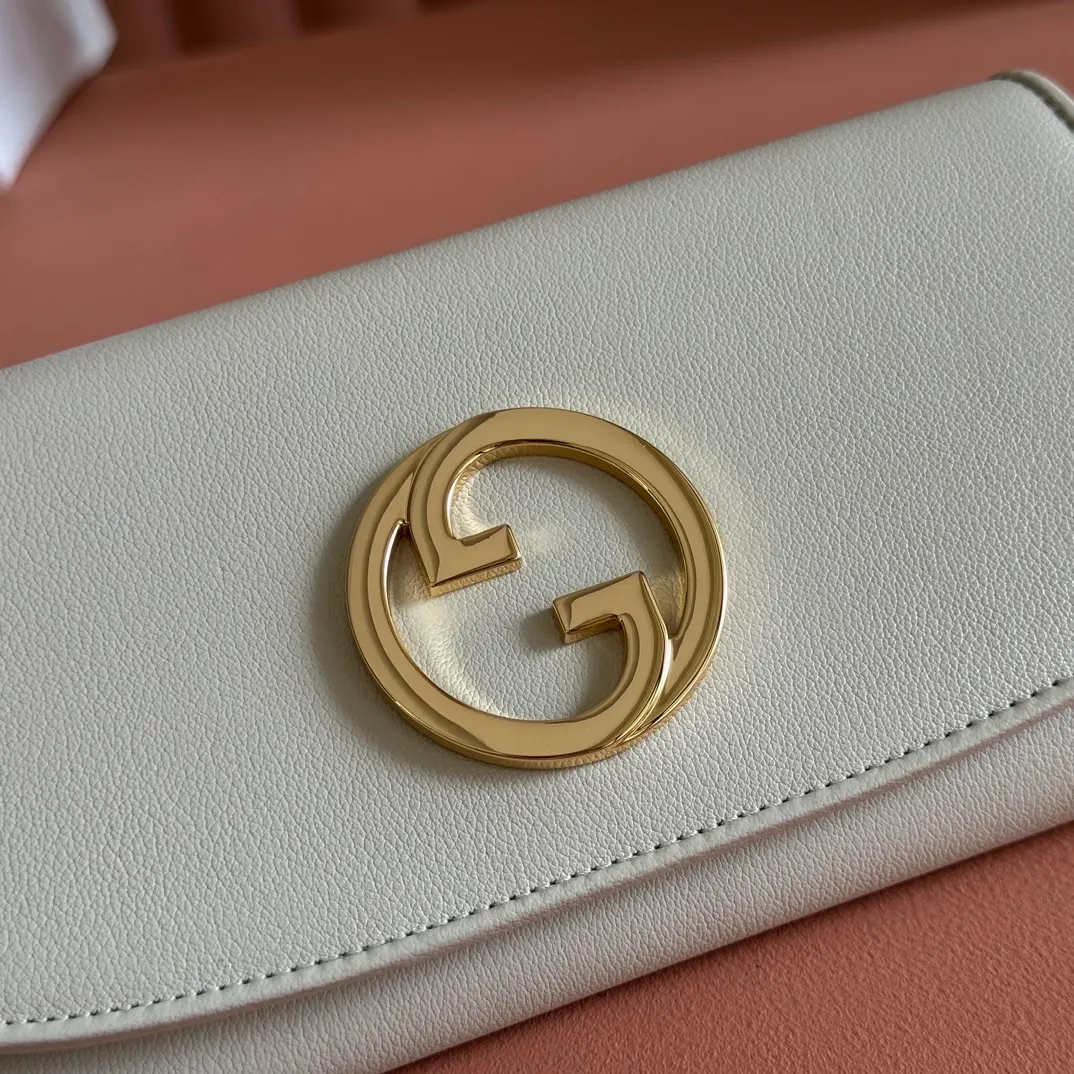p780. 📣📣📣【Original leather with 🌈Full set of counter packaging】🔥🔥Details of how to carry the chain bag (with full hardware chain) Gucci Blondie interlocking black (original leather) I love it at first sight, I have been waiting for this new style for a long time!! I personally like it very much, second-hand bags have always been my favorite 🍠It is super popular now, mainly because it is really good-looking! It’s really great to get it. The hardware and leather texture are very heavy and matchable. You can change it anytime and anywhere. It can be carried as an armpit bag or cross-body. Depending on your mood, I can switch between the two carrying methods. I think it is very retro, fashionable and fascinating! Among the many styles recently, this is the only item that makes me excited. Model: 725215. Dimensions: 21x10.5cm. Color: white/original leather.