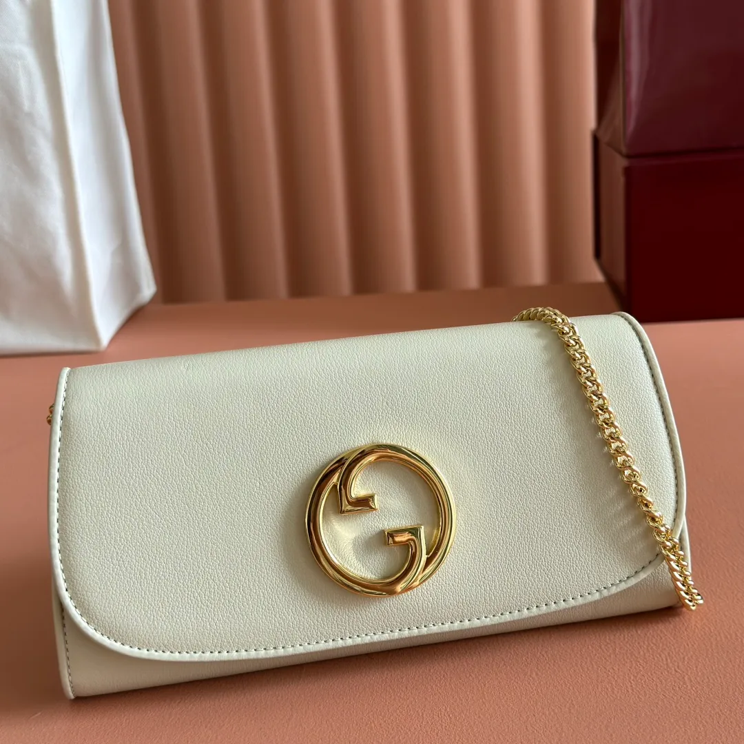 p780. 📣📣📣【Original leather with 🌈Full set of counter packaging】🔥🔥Details of how to carry the chain bag (with full hardware chain) Gucci Blondie interlocking black (original leather) I love it at first sight, I have been waiting for this new style for a long time!! I personally like it very much, second-hand bags have always been my favorite 🍠It is super popular now, mainly because it is really good-looking! It’s really great to get it. The hardware and leather texture are very heavy and matchable. You can change it anytime and anywhere. It can be carried as an armpit bag or cross-body. Depending on your mood, I can switch between the two carrying methods. I think it is very retro, fashionable and fascinating! Among the many styles recently, this is the only item that makes me excited. Model: 725215. Dimensions: 21x10.5cm. Color: white/original leather.