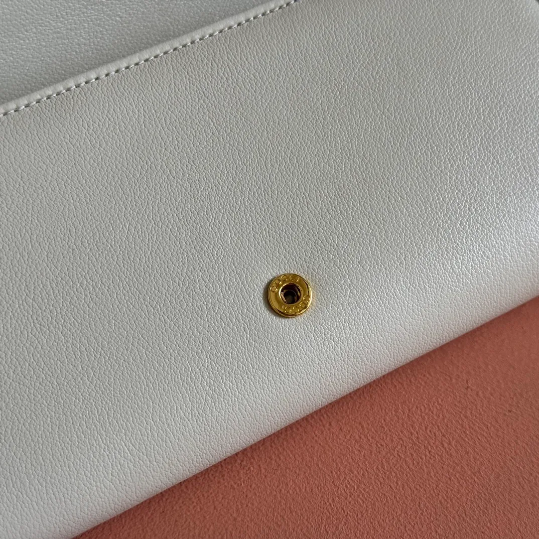p780. 📣📣📣【Original leather with 🌈Full set of counter packaging】🔥🔥Details of how to carry the chain bag (with full hardware chain) Gucci Blondie interlocking black (original leather) I love it at first sight, I have been waiting for this new style for a long time!! I personally like it very much, second-hand bags have always been my favorite 🍠It is super popular now, mainly because it is really good-looking! It’s really great to get it. The hardware and leather texture are very heavy and matchable. You can change it anytime and anywhere. It can be carried as an armpit bag or cross-body. Depending on your mood, I can switch between the two carrying methods. I think it is very retro, fashionable and fascinating! Among the many styles recently, this is the only item that makes me excited. Model: 725215. Dimensions: 21x10.5cm. Color: white/original leather.