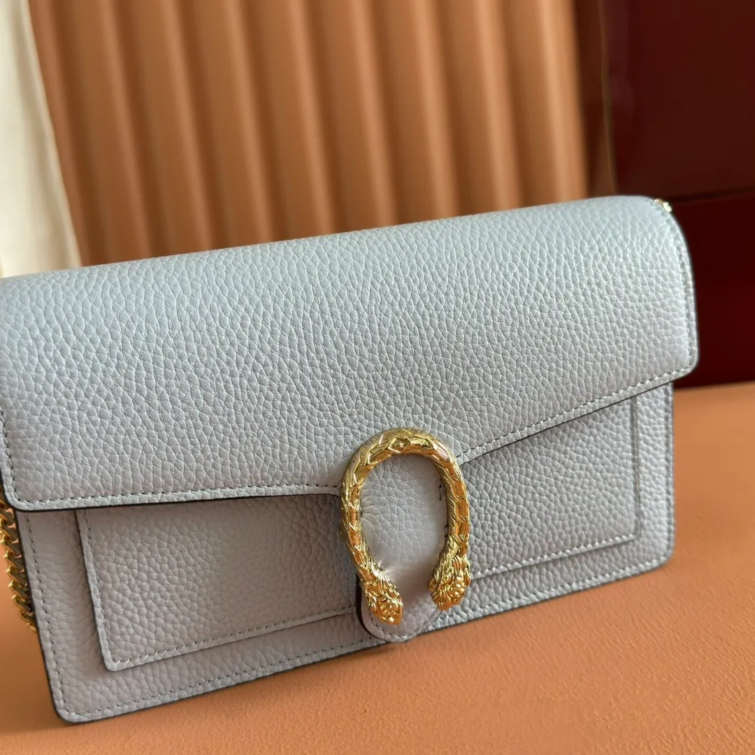 p980. 💋💋💋Original leather configuration counter complete packaging [New product] This Dionysus series chain wallet is crafted from light blue grain leather and cleverly integrated into the double tiger head lock with buttons. The shape is small and exquisite yet elegant, and equipped with a fixed chain shoulder strap, making it a sophisticated bag suitable for day and night. Light blue grained leather Light gold-tone hardware Internal: 6 card compartments, 1 zip pocket External: One flat pocket Double tiger head closure with button Weight: approx. 0.42 kg Model number: 837373. Dimensions: 20cm (width) x 11.5cm (height) x 2.5cm (depth) Color: Blue full leather. Made in Italy