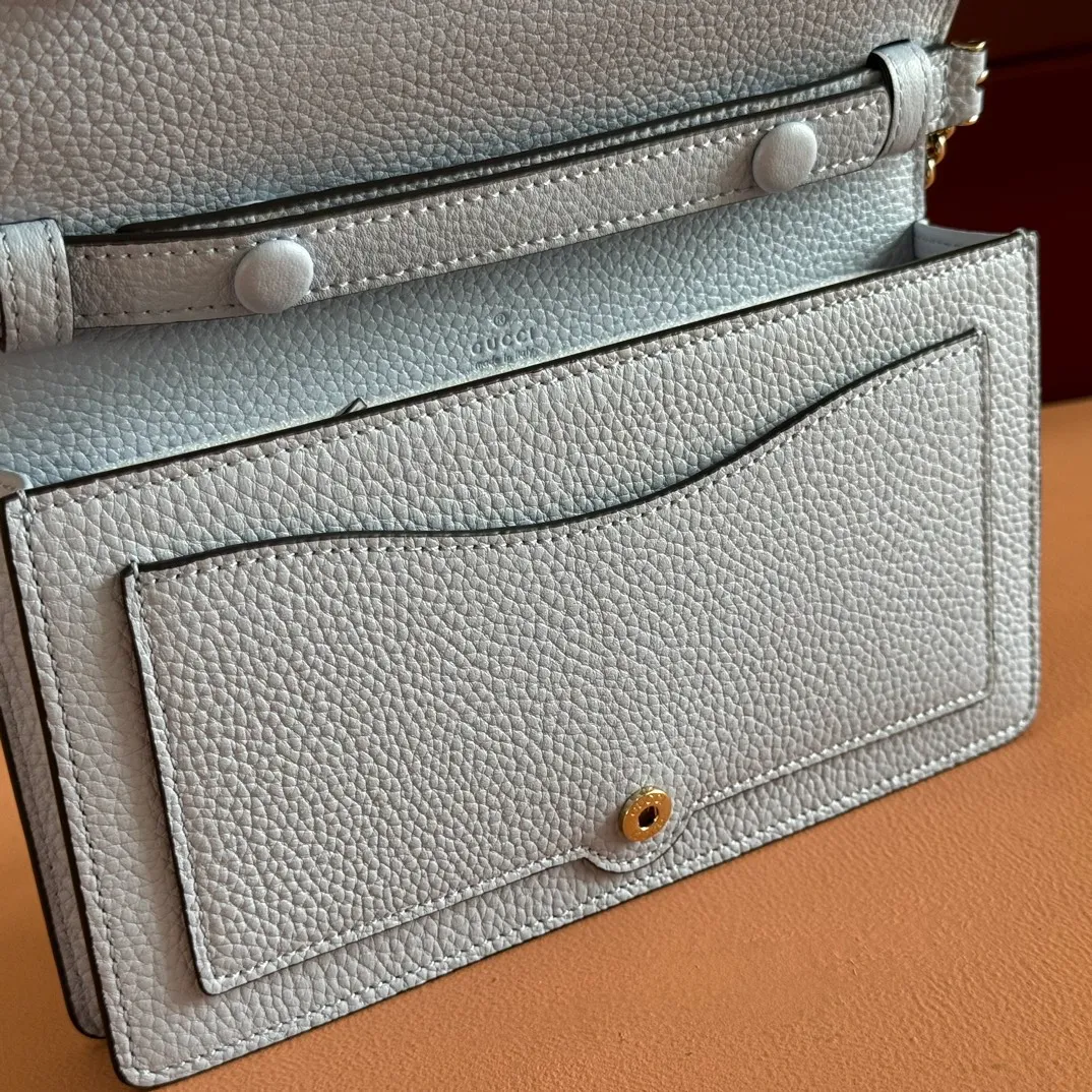 p980. 💋💋💋Original leather configuration counter complete packaging [New product] This Dionysus series chain wallet is crafted from light blue grain leather and cleverly integrated into the double tiger head lock with buttons. The shape is small and exquisite yet elegant, and equipped with a fixed chain shoulder strap, making it a sophisticated bag suitable for day and night. Light blue grained leather Light gold-tone hardware Internal: 6 card compartments, 1 zip pocket External: One flat pocket Double tiger head closure with button Weight: approx. 0.42 kg Model number: 837373. Dimensions: 20cm (width) x 11.5cm (height) x 2.5cm (depth) Color: Blue full leather. Made in Italy