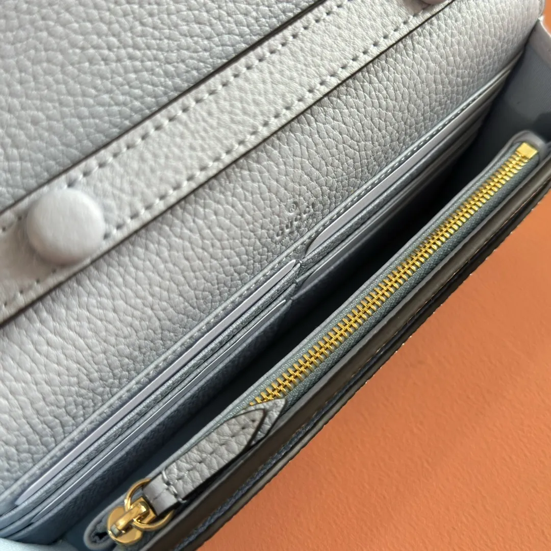p980. 💋💋💋Original leather configuration counter complete packaging [New product] This Dionysus series chain wallet is crafted from light blue grain leather and cleverly integrated into the double tiger head lock with buttons. The shape is small and exquisite yet elegant, and equipped with a fixed chain shoulder strap, making it a sophisticated bag suitable for day and night. Light blue grained leather Light gold-tone hardware Internal: 6 card compartments, 1 zip pocket External: One flat pocket Double tiger head closure with button Weight: approx. 0.42 kg Model number: 837373. Dimensions: 20cm (width) x 11.5cm (height) x 2.5cm (depth) Color: Blue full leather. Made in Italy