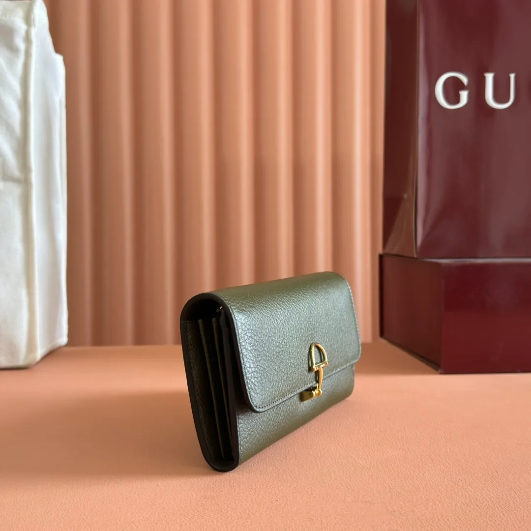 p540. 💋💋💋 Equipped with full counter packaging [New Product] This Gucci Softbit series shoulder bag is ingeniously integrated with the brand's classic equestrian style accessories in the shape of a large half-horse bit. Ankara red grained calfskin. Light gold-tone hardware. Dark brown microfiber lining. Half horsebit buckle. Ident.: 828147. Dimensions: 19x10x3.5cm. Color: green/original leather. Made in Italy