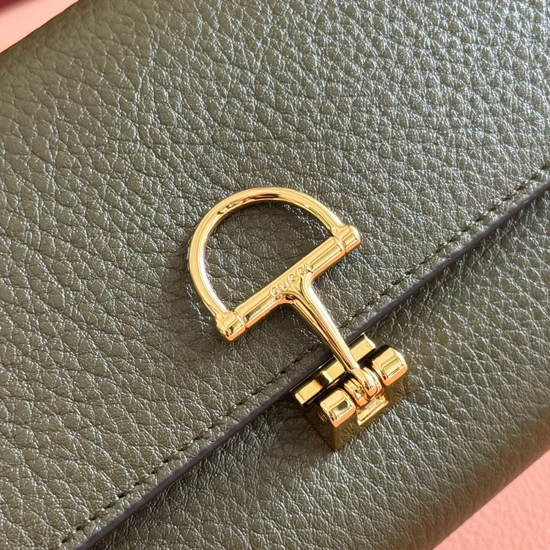 p540. 💋💋💋 Equipped with full counter packaging [New Product] This Gucci Softbit series shoulder bag is ingeniously integrated with the brand's classic equestrian style accessories in the shape of a large half-horse bit. Ankara red grained calfskin. Light gold-tone hardware. Dark brown microfiber lining. Half horsebit buckle. Ident.: 828147. Dimensions: 19x10x3.5cm. Color: green/original leather. Made in Italy
